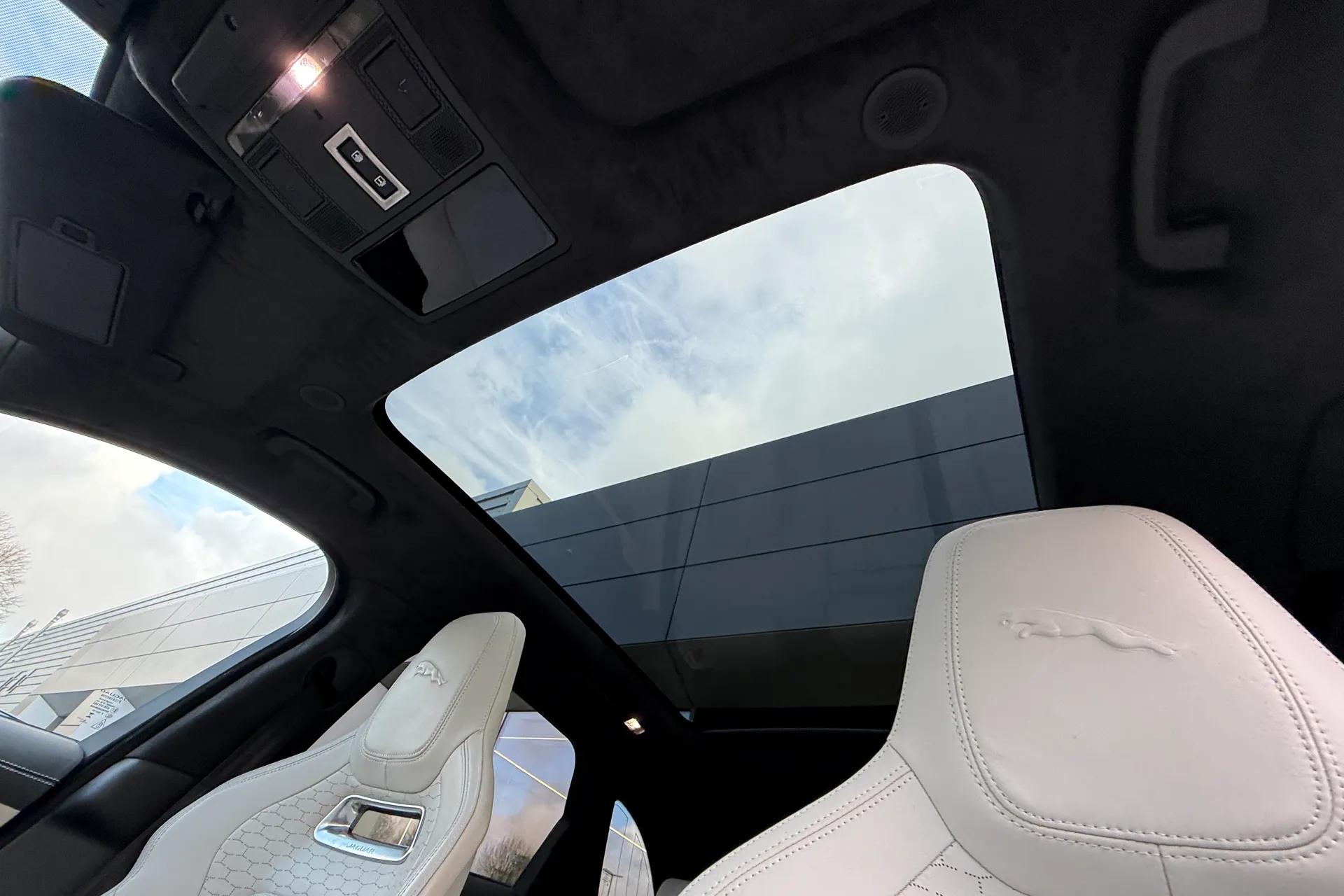 Jaguar F-PACE thumbnail image number 5