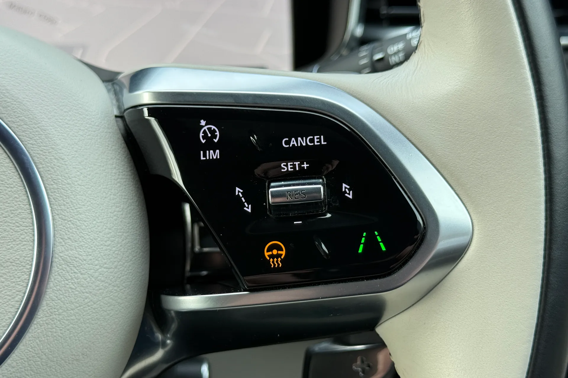 Jaguar F-PACE thumbnail image number 26