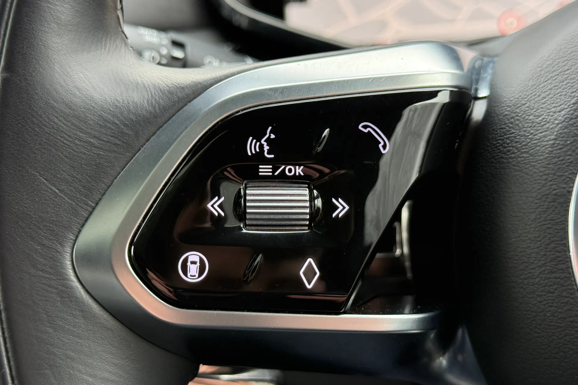 Jaguar F-PACE thumbnail image number 23