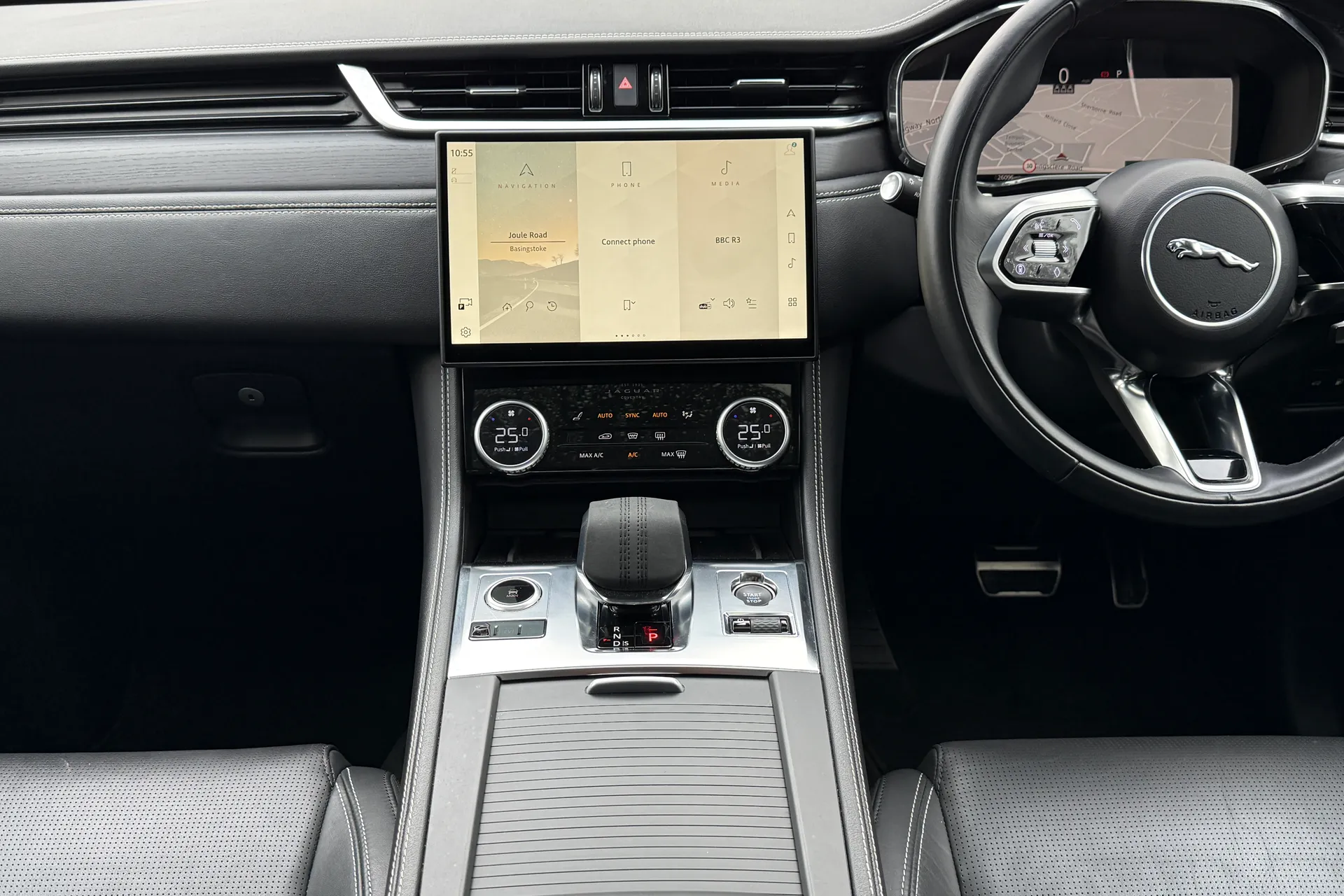 Jaguar F-PACE thumbnail image number 13