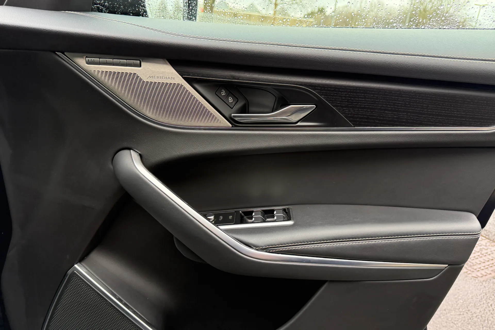 Jaguar F-PACE thumbnail image number 46