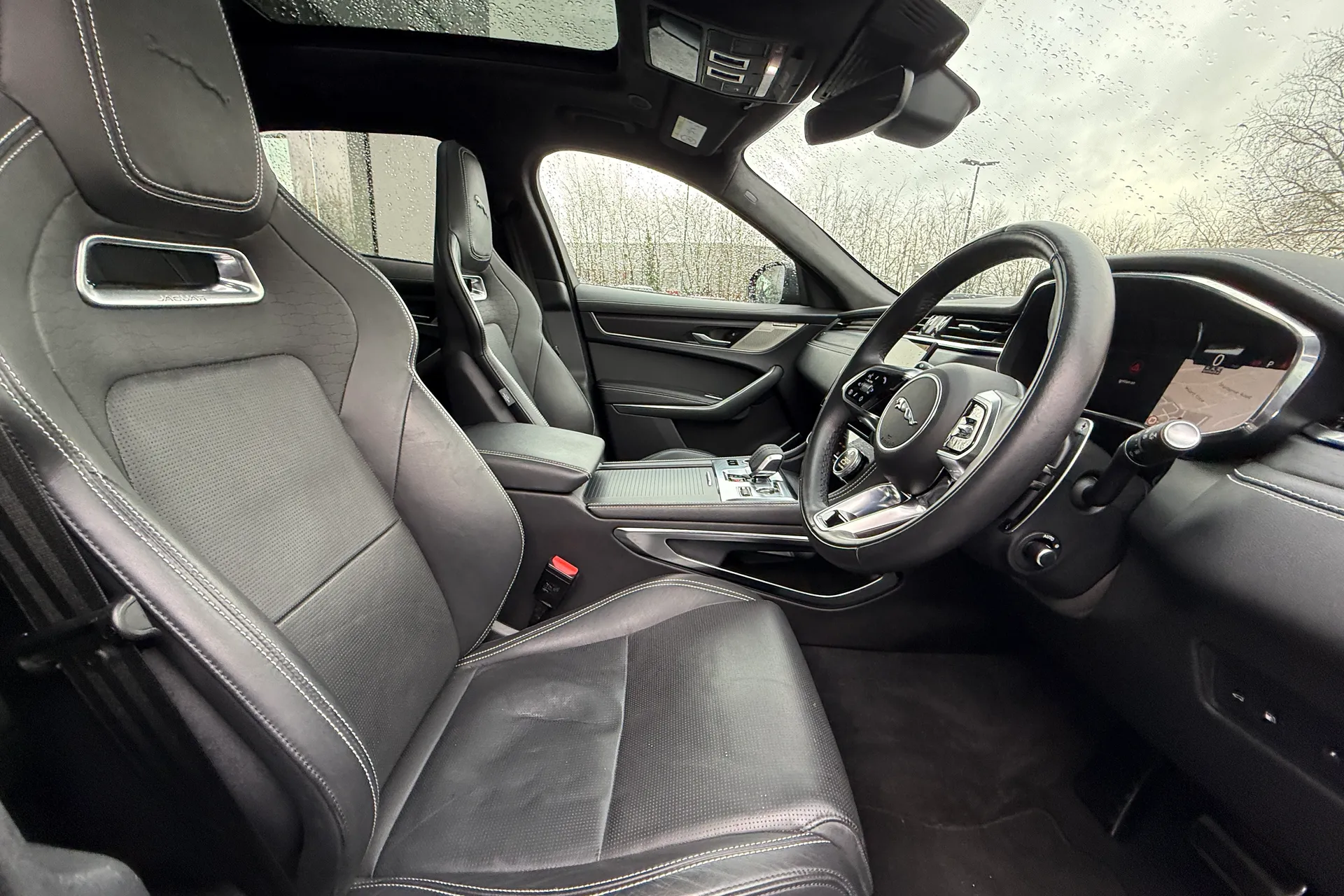 Jaguar F-PACE thumbnail image number 9