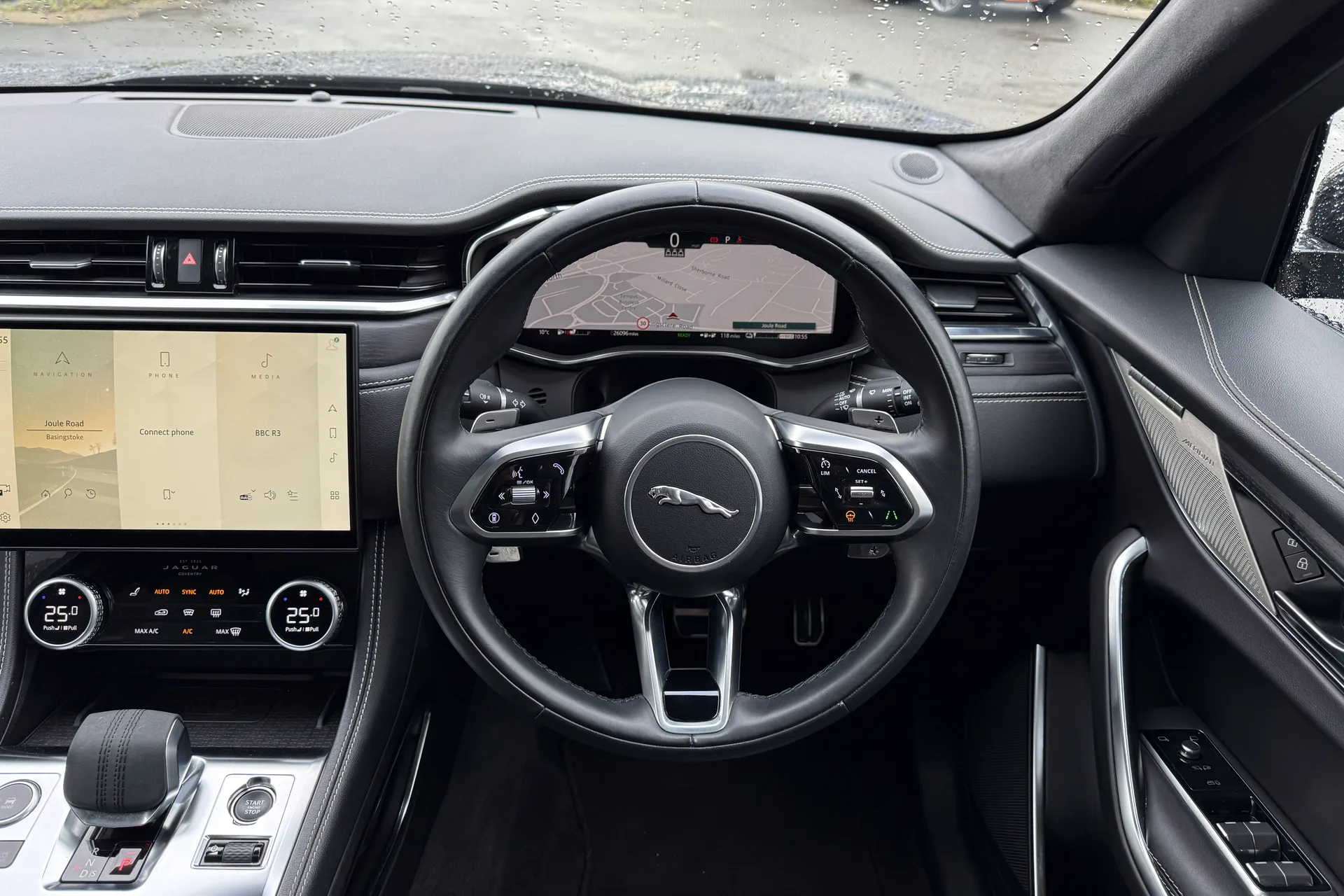 Jaguar F-PACE thumbnail image number 12