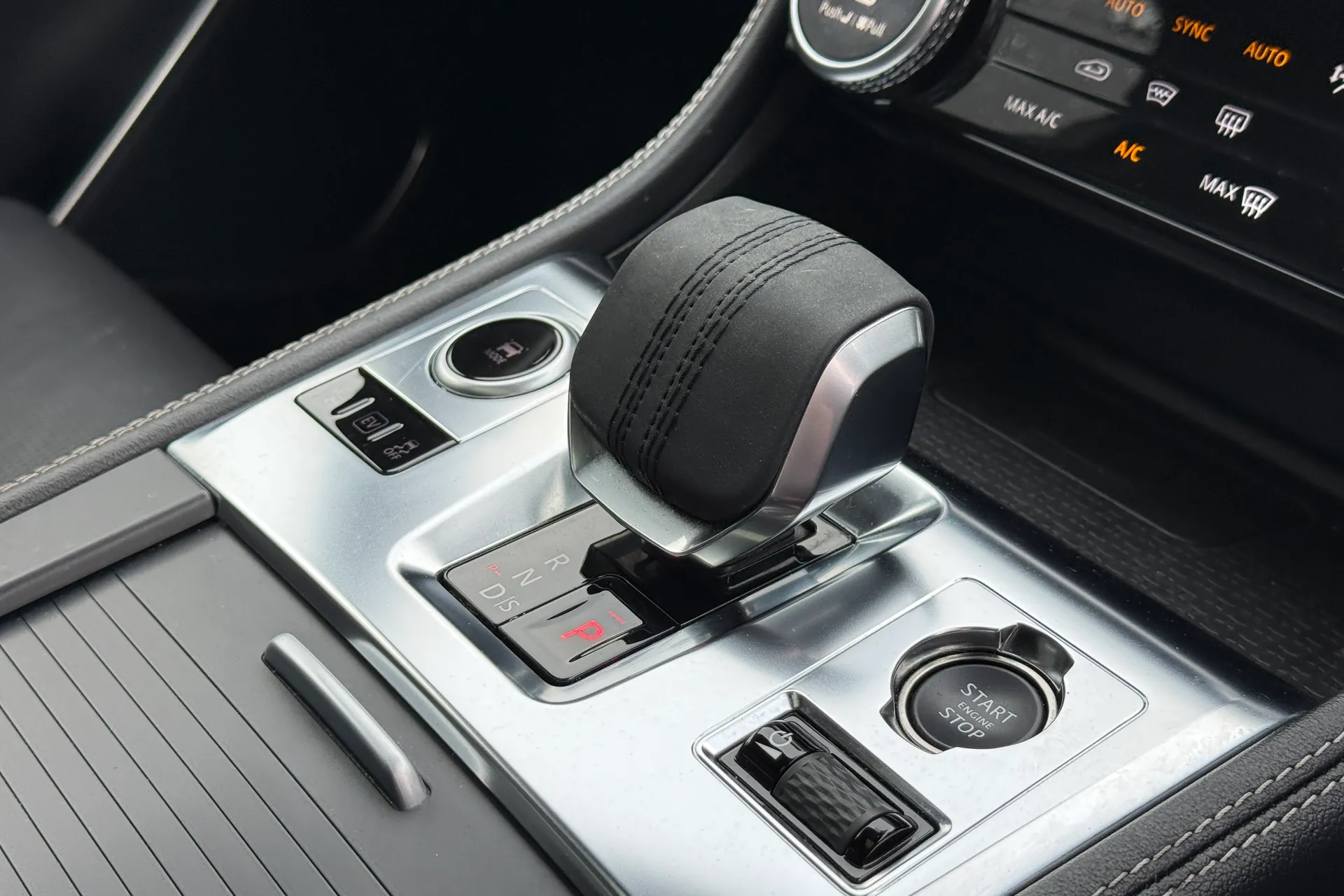 Jaguar F-PACE thumbnail image number 18