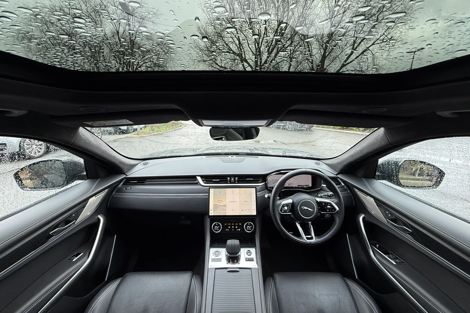 Jaguar F-PACE thumbnail image number 3