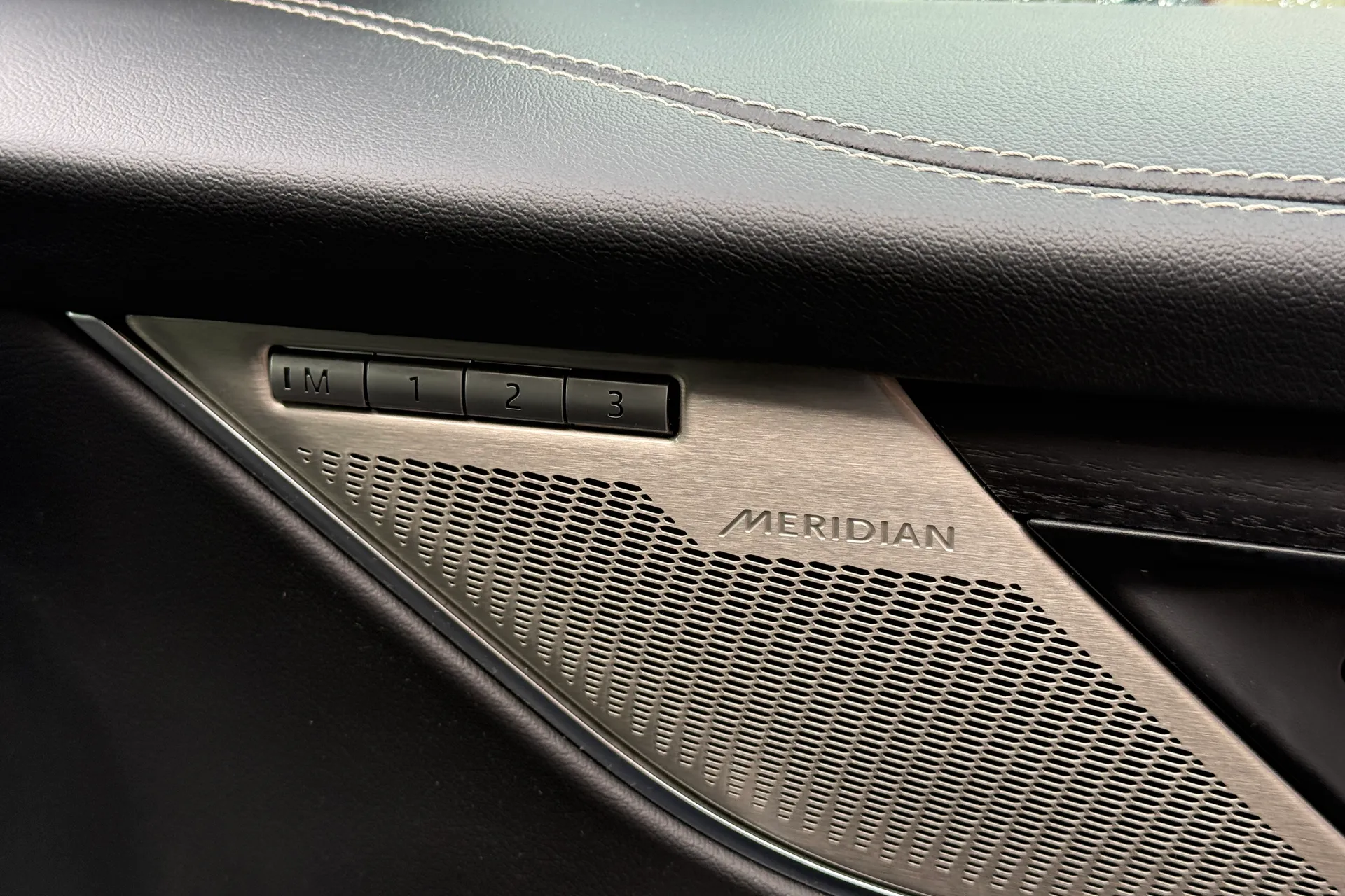 Jaguar F-PACE thumbnail image number 19