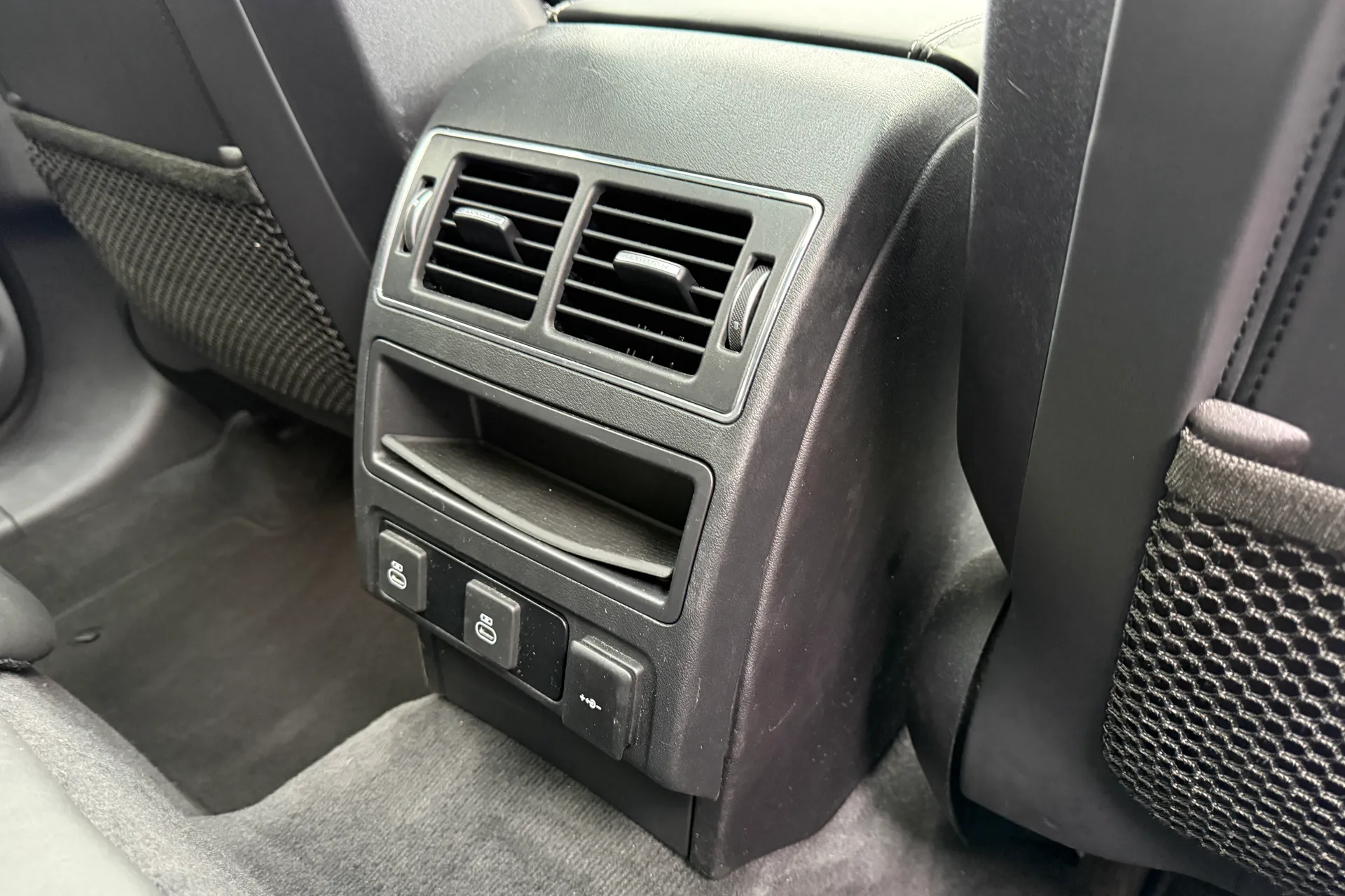 Jaguar F-PACE thumbnail image number 32