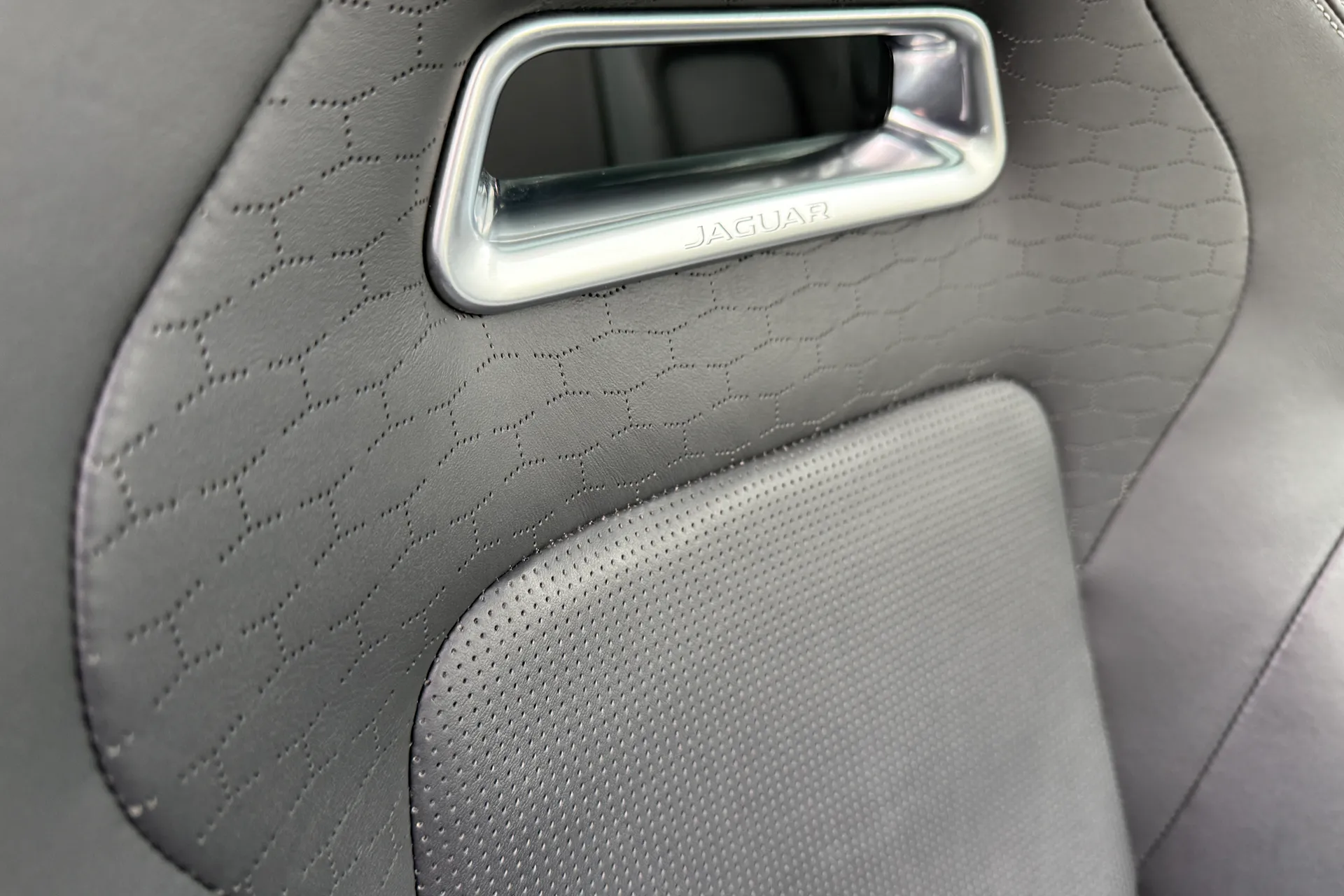 Jaguar F-PACE thumbnail image number 31