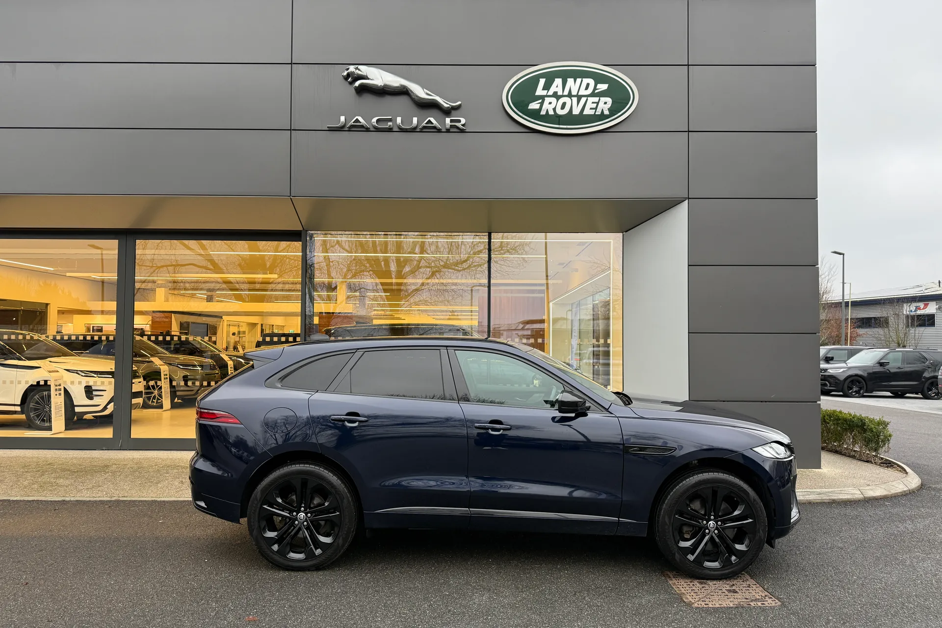 Jaguar F-PACE thumbnail image number 2