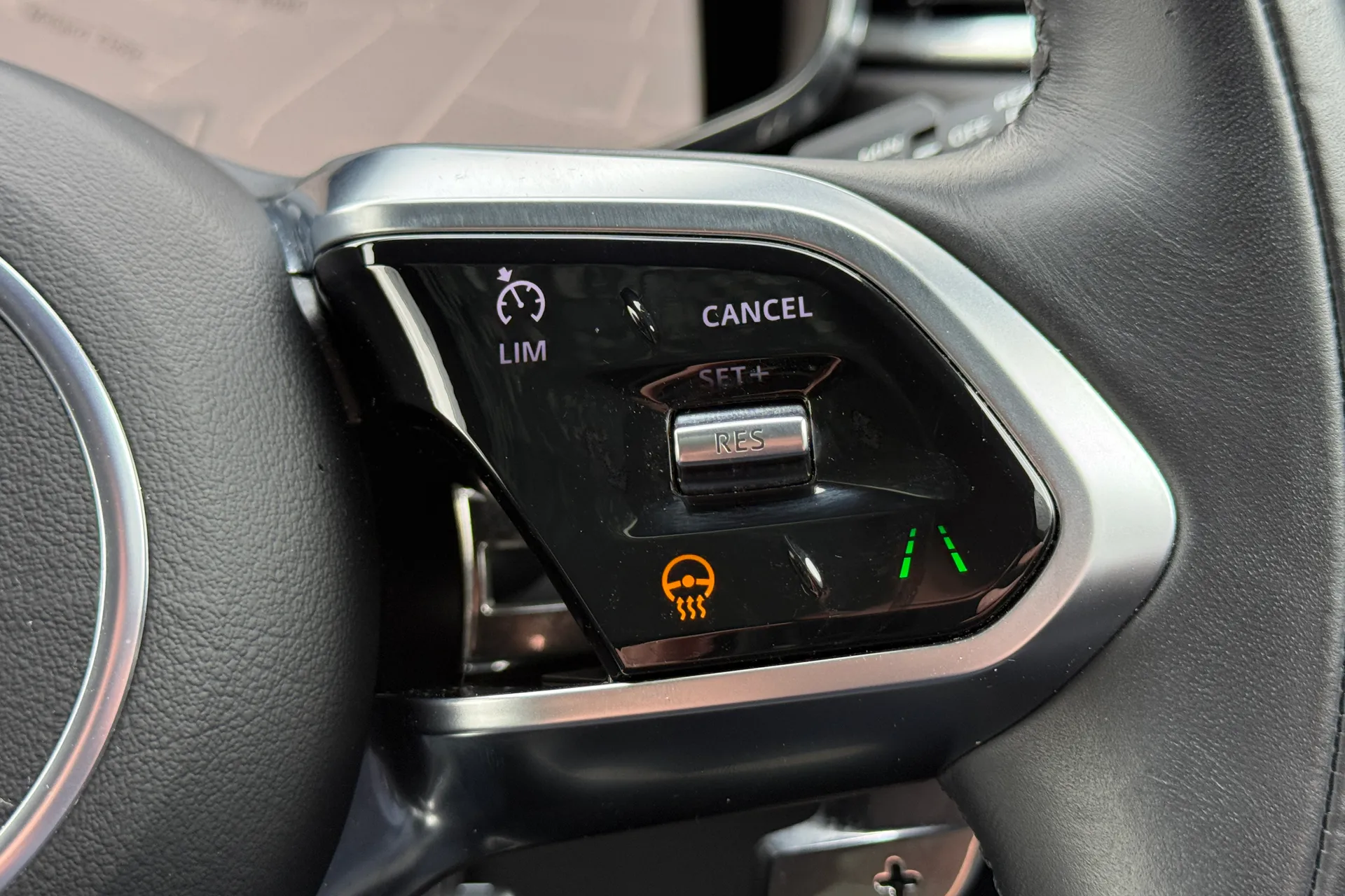 Jaguar F-PACE thumbnail image number 25