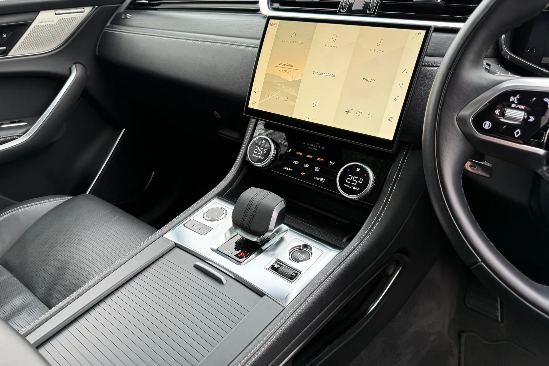 Jaguar F-PACE thumbnail image number 17