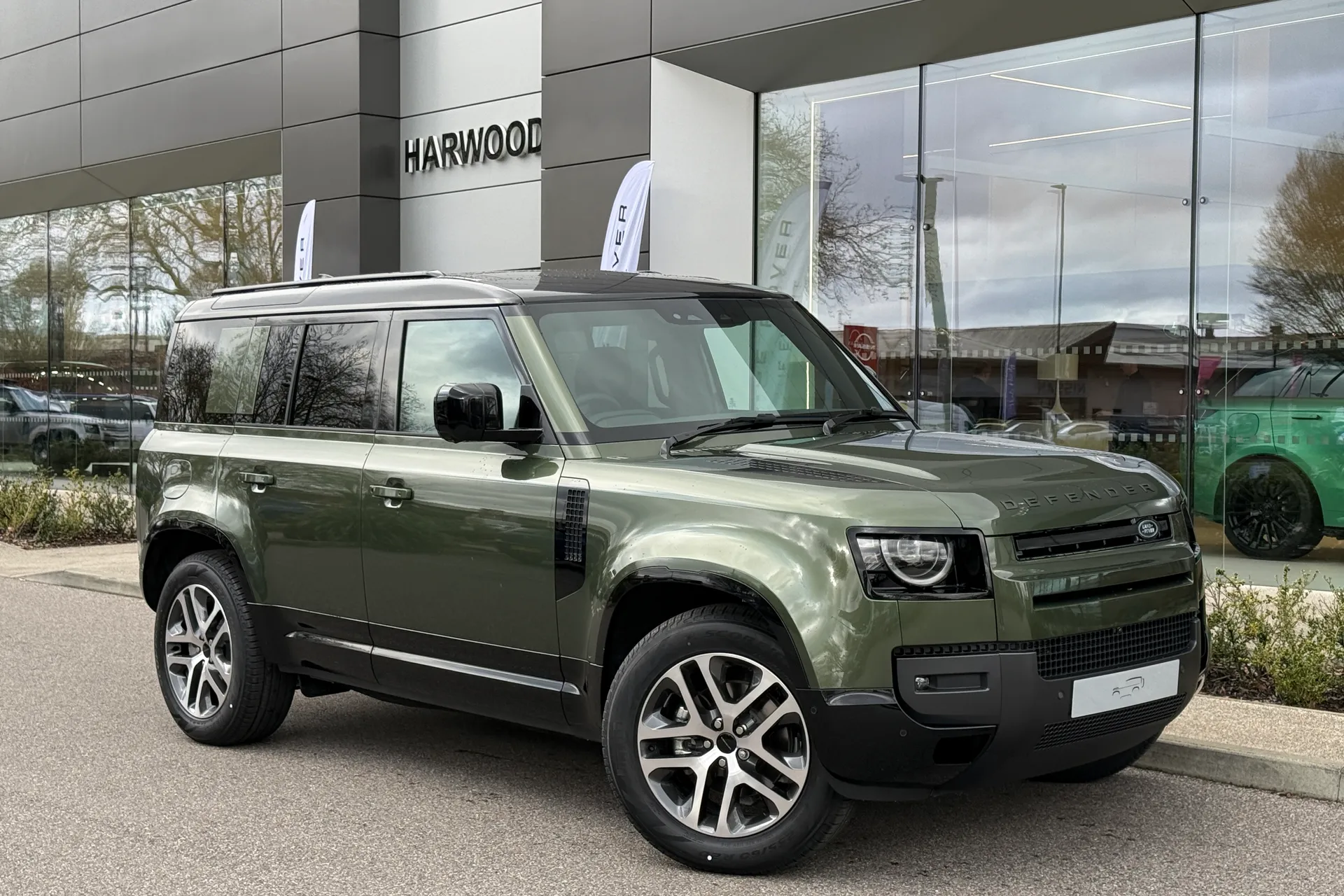 LAND ROVER DEFENDER focused image