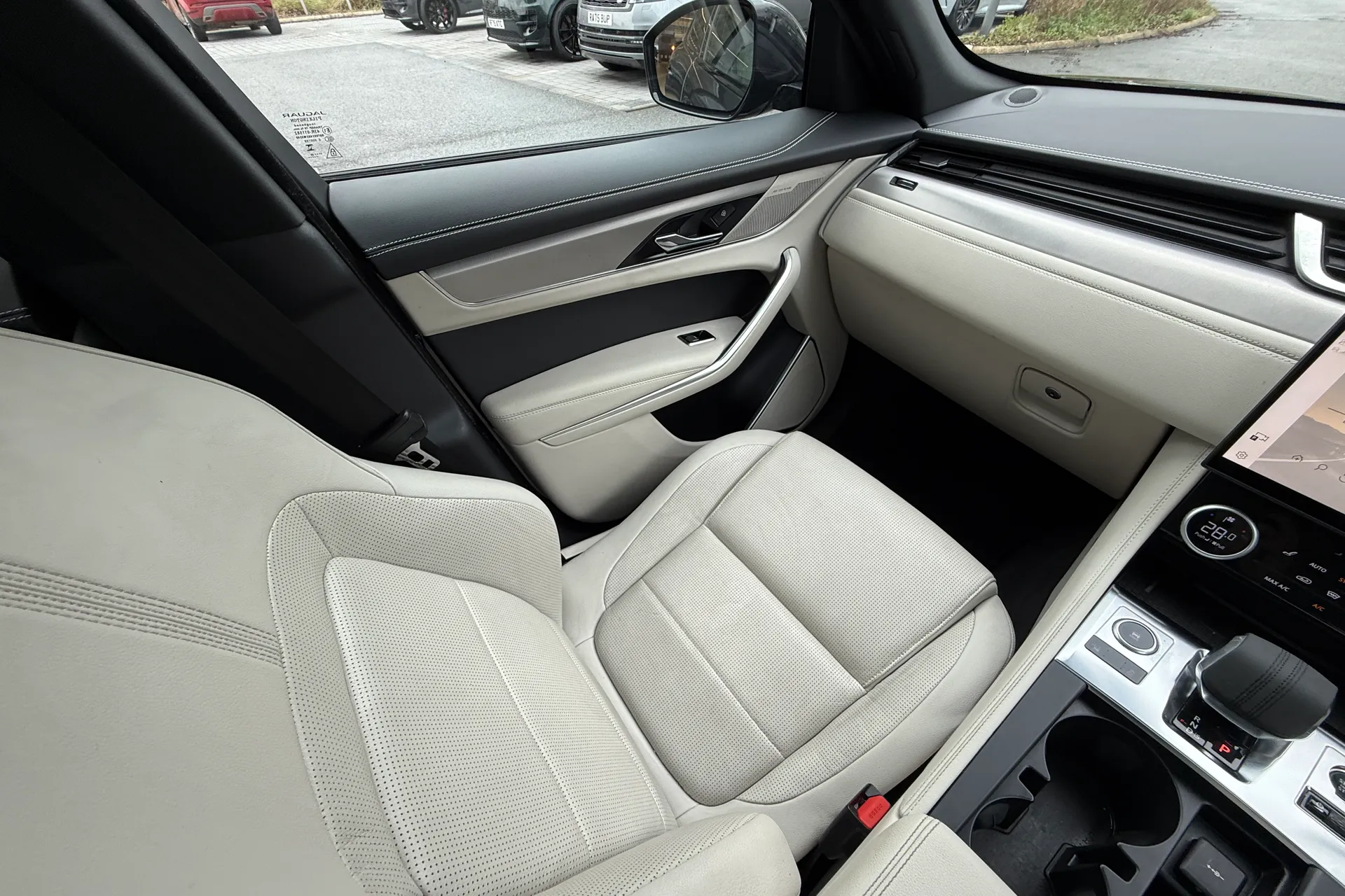 Jaguar F-PACE thumbnail image number 12