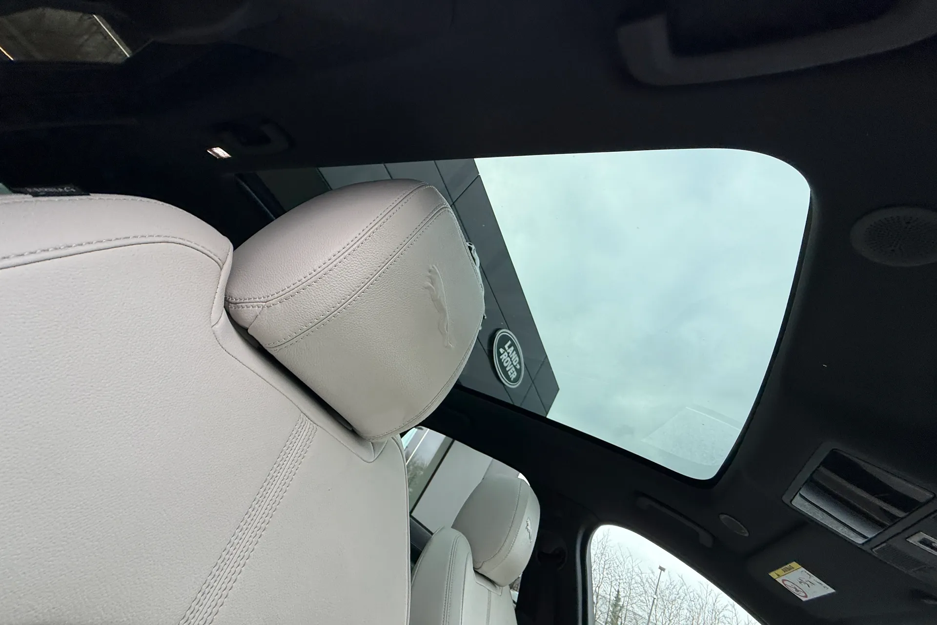 Jaguar F-PACE thumbnail image number 34