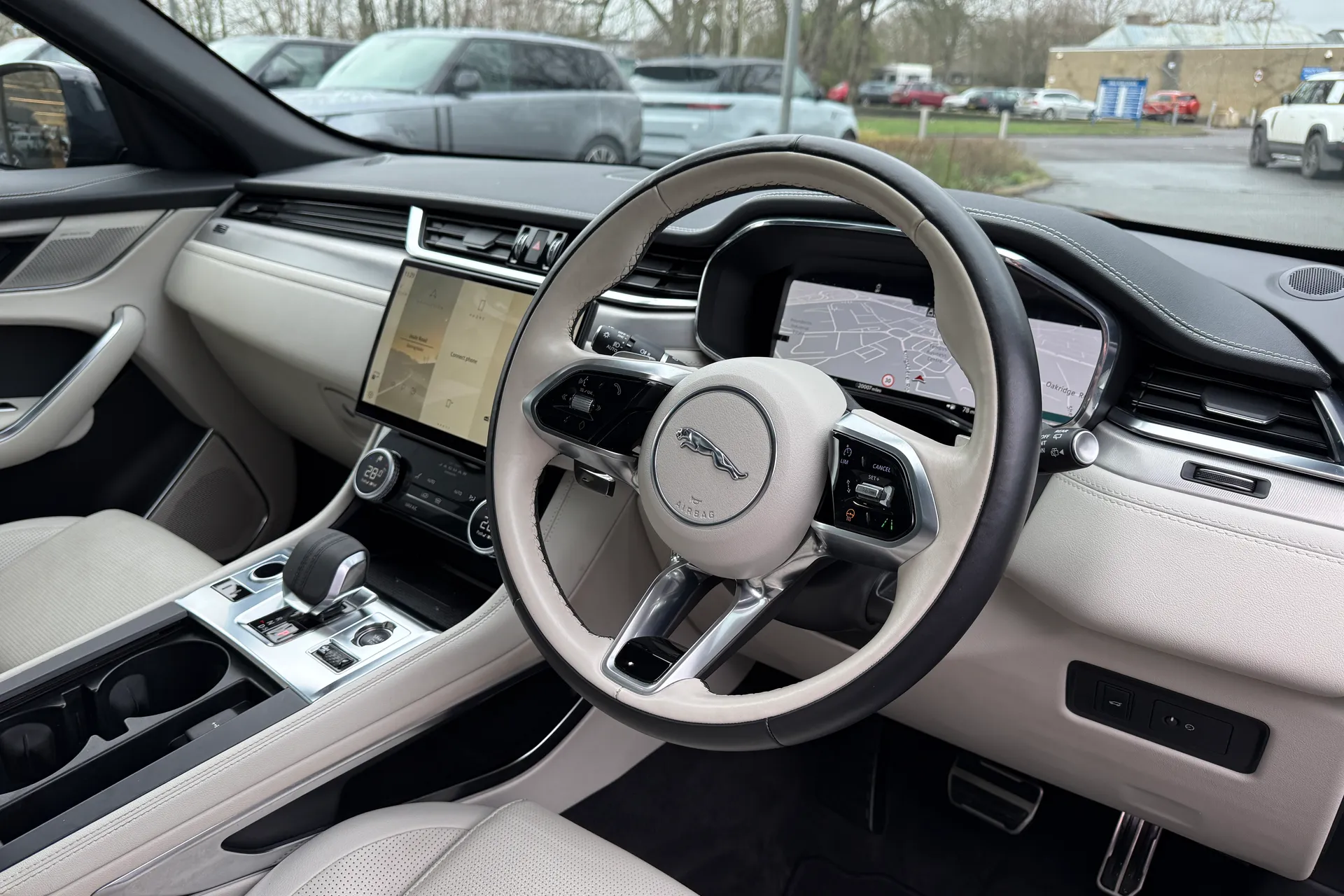 Jaguar F-PACE thumbnail image number 30