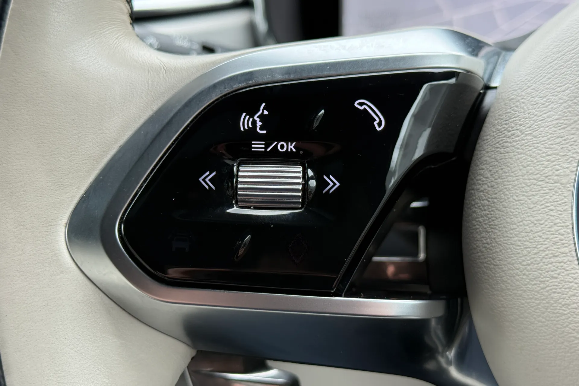 Jaguar F-PACE thumbnail image number 25