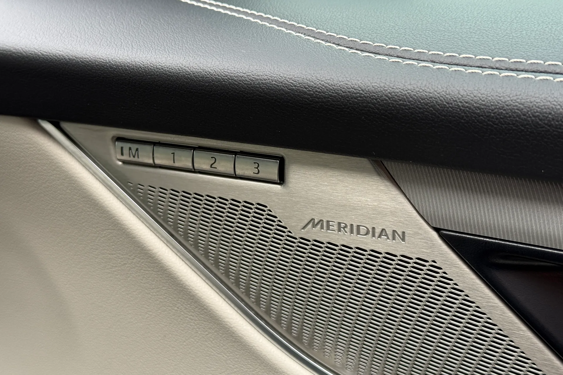 Jaguar F-PACE thumbnail image number 21