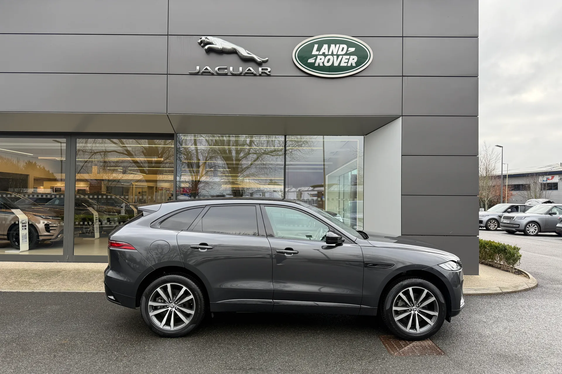 Jaguar F-PACE thumbnail image number 2