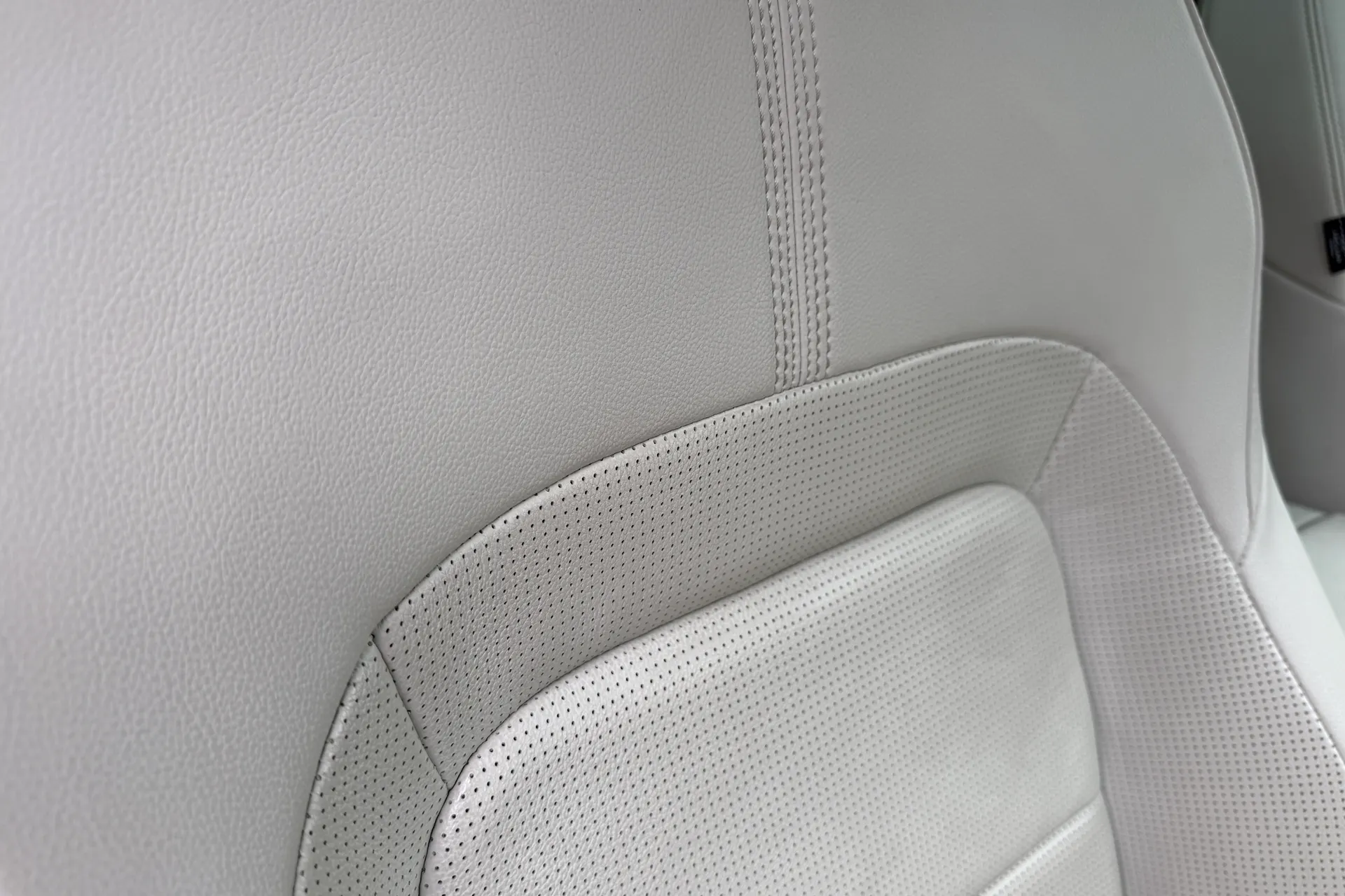 Jaguar F-PACE thumbnail image number 32