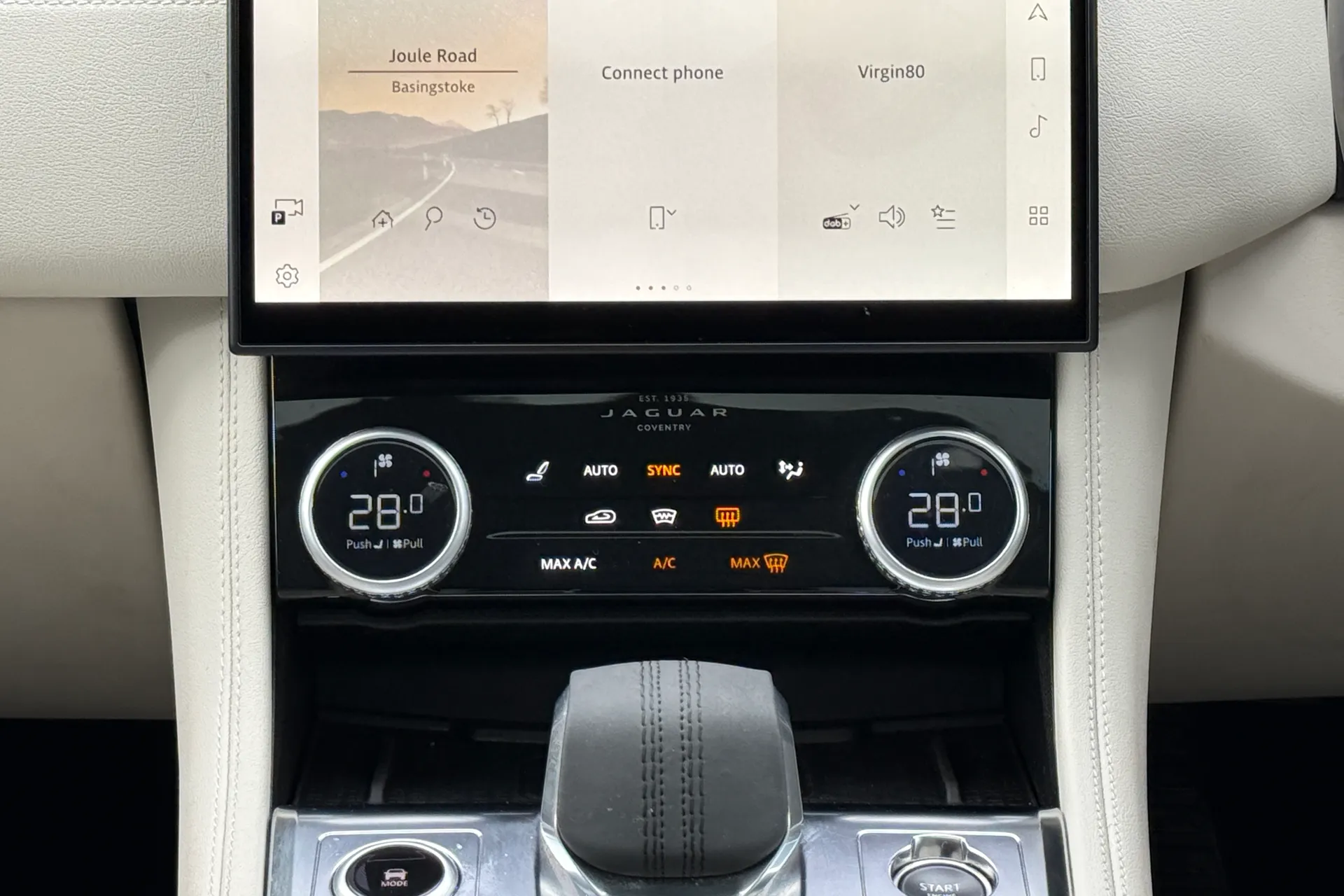 Jaguar F-PACE thumbnail image number 16