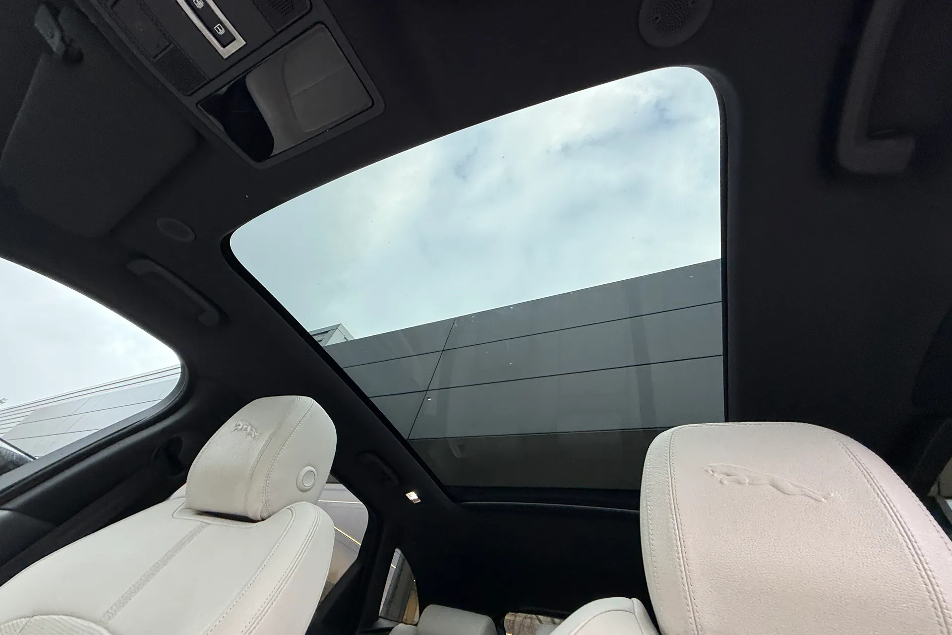 Jaguar F-PACE thumbnail image number 5