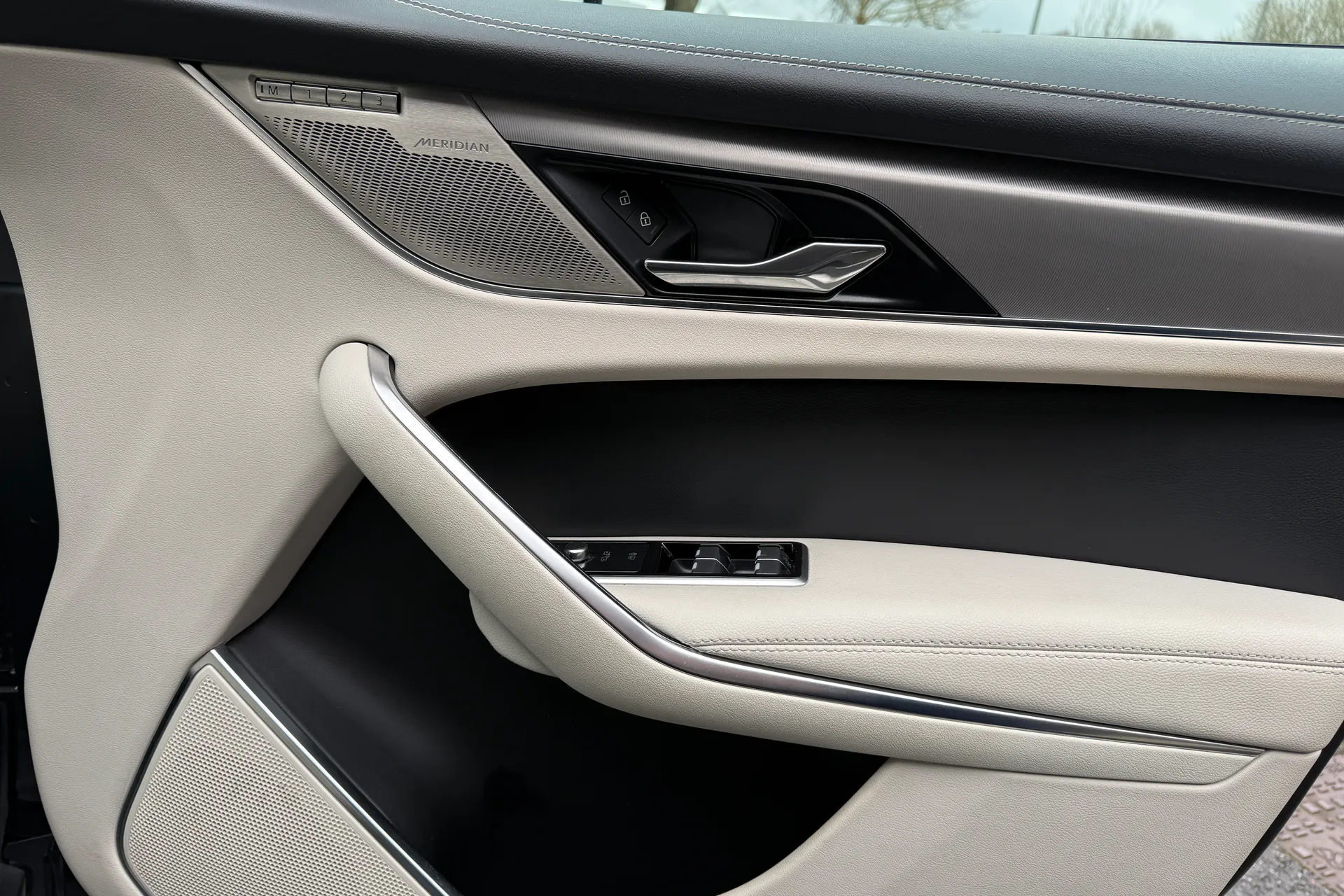 Jaguar F-PACE thumbnail image number 49