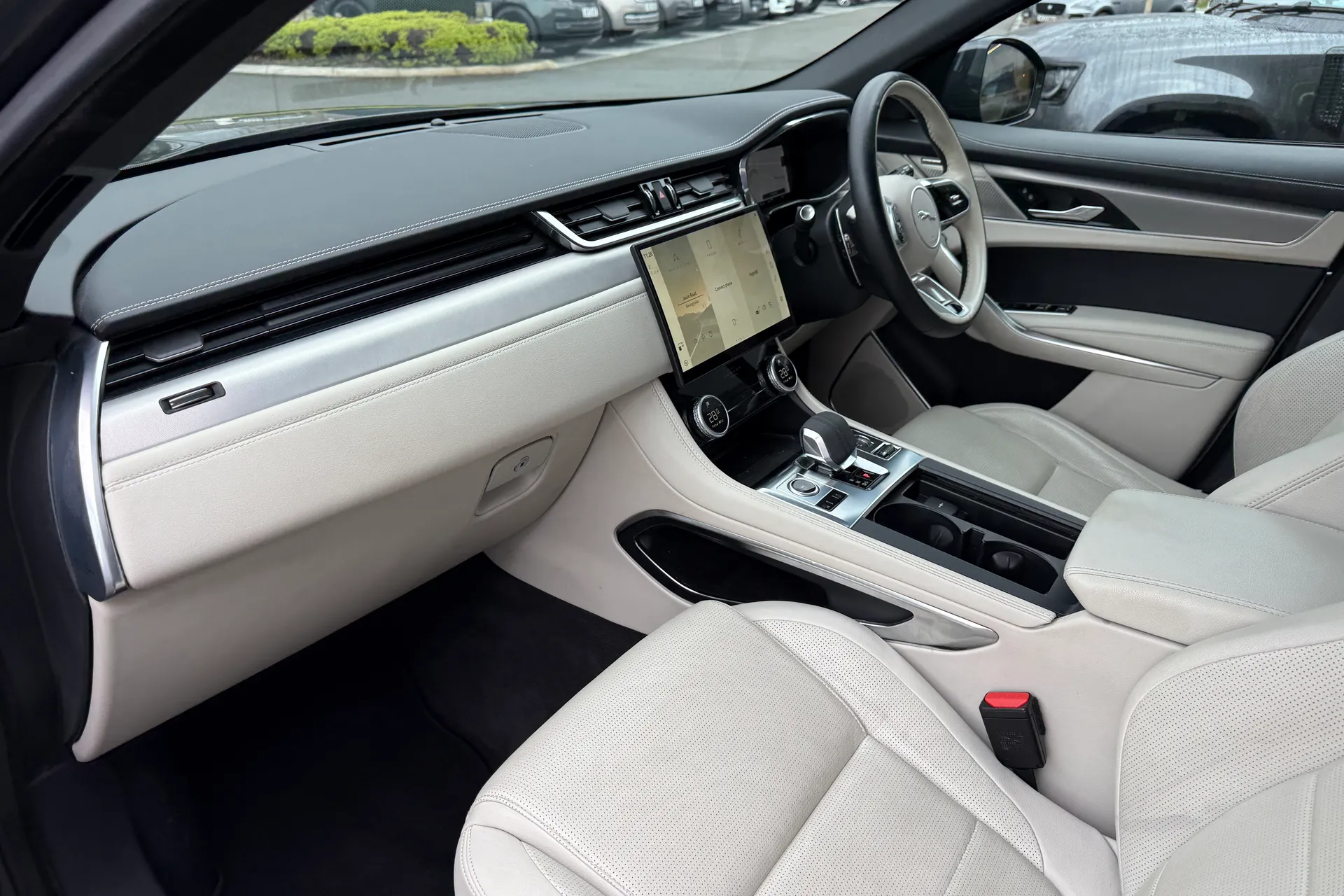 Jaguar F-PACE thumbnail image number 46