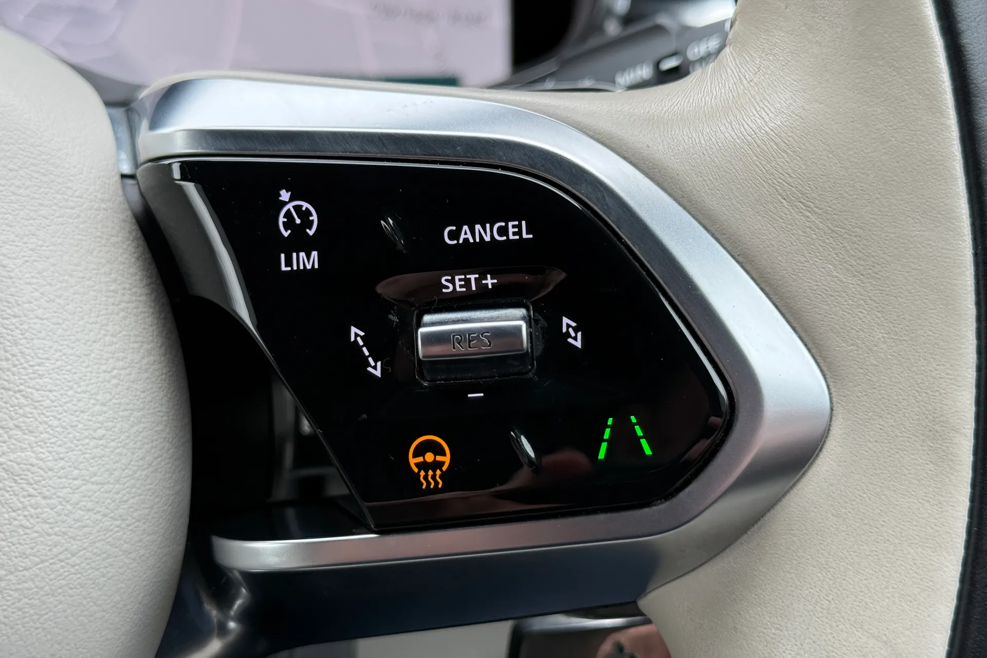 Jaguar F-PACE thumbnail image number 27