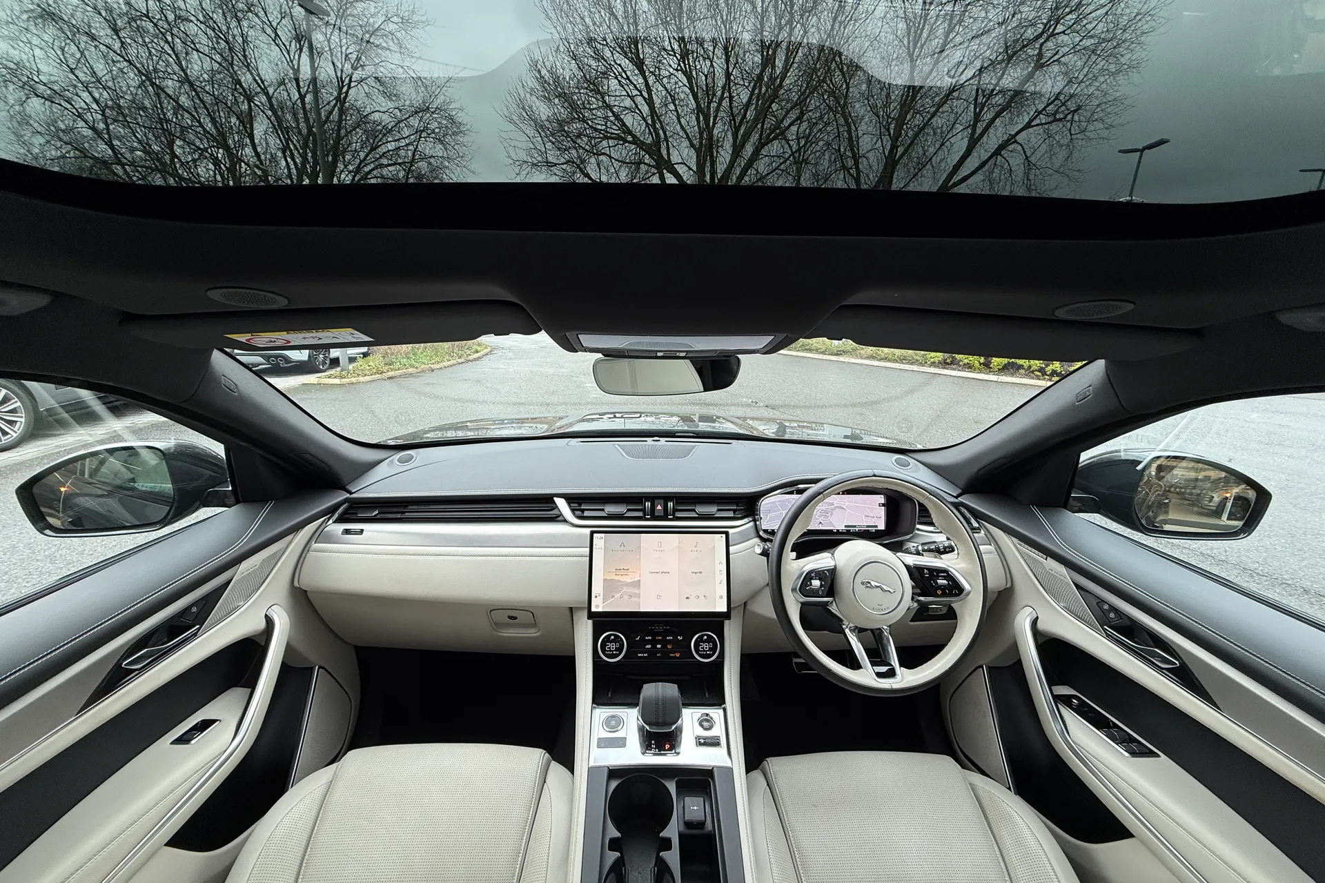 Jaguar F-PACE thumbnail image number 3