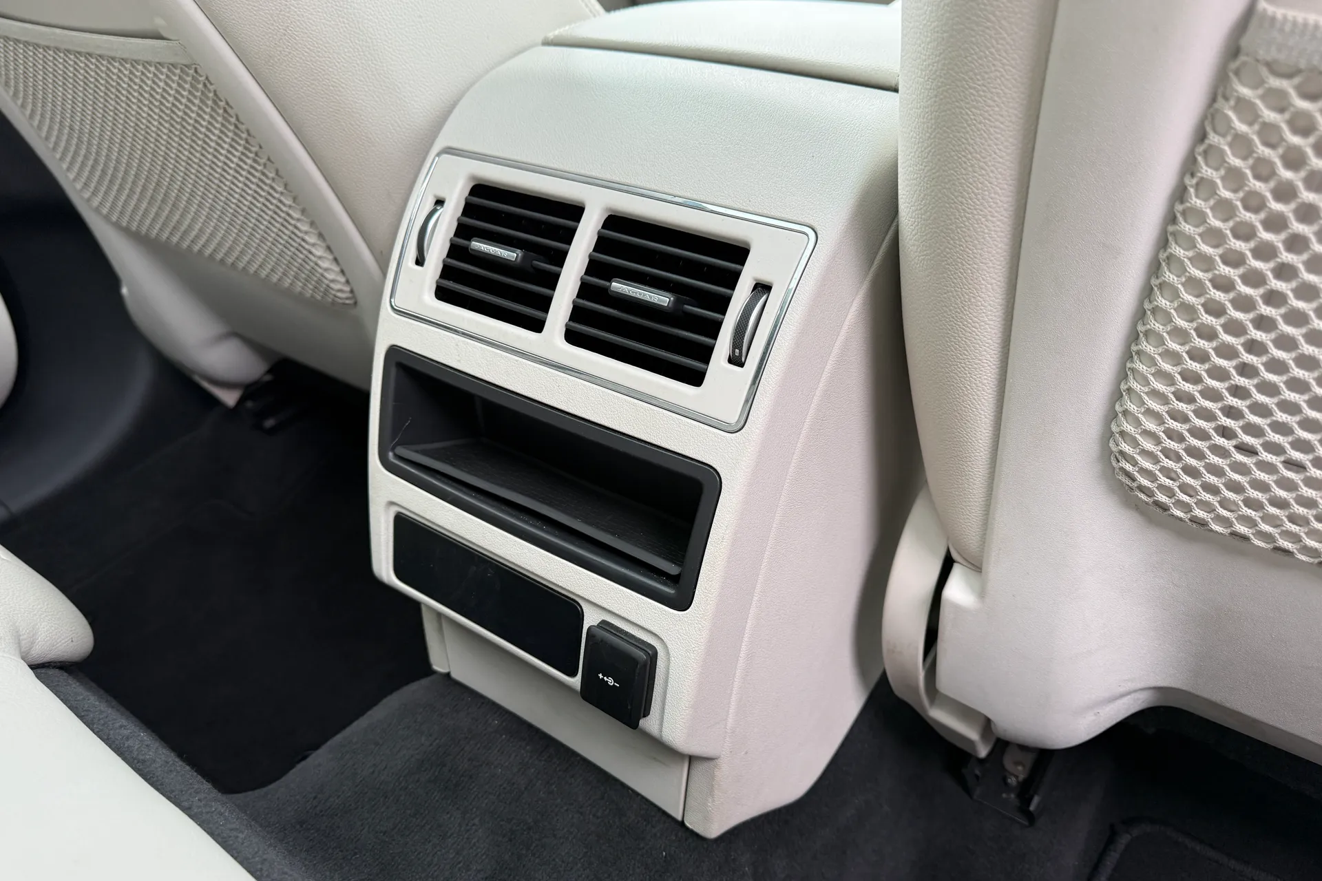 Jaguar F-PACE thumbnail image number 33