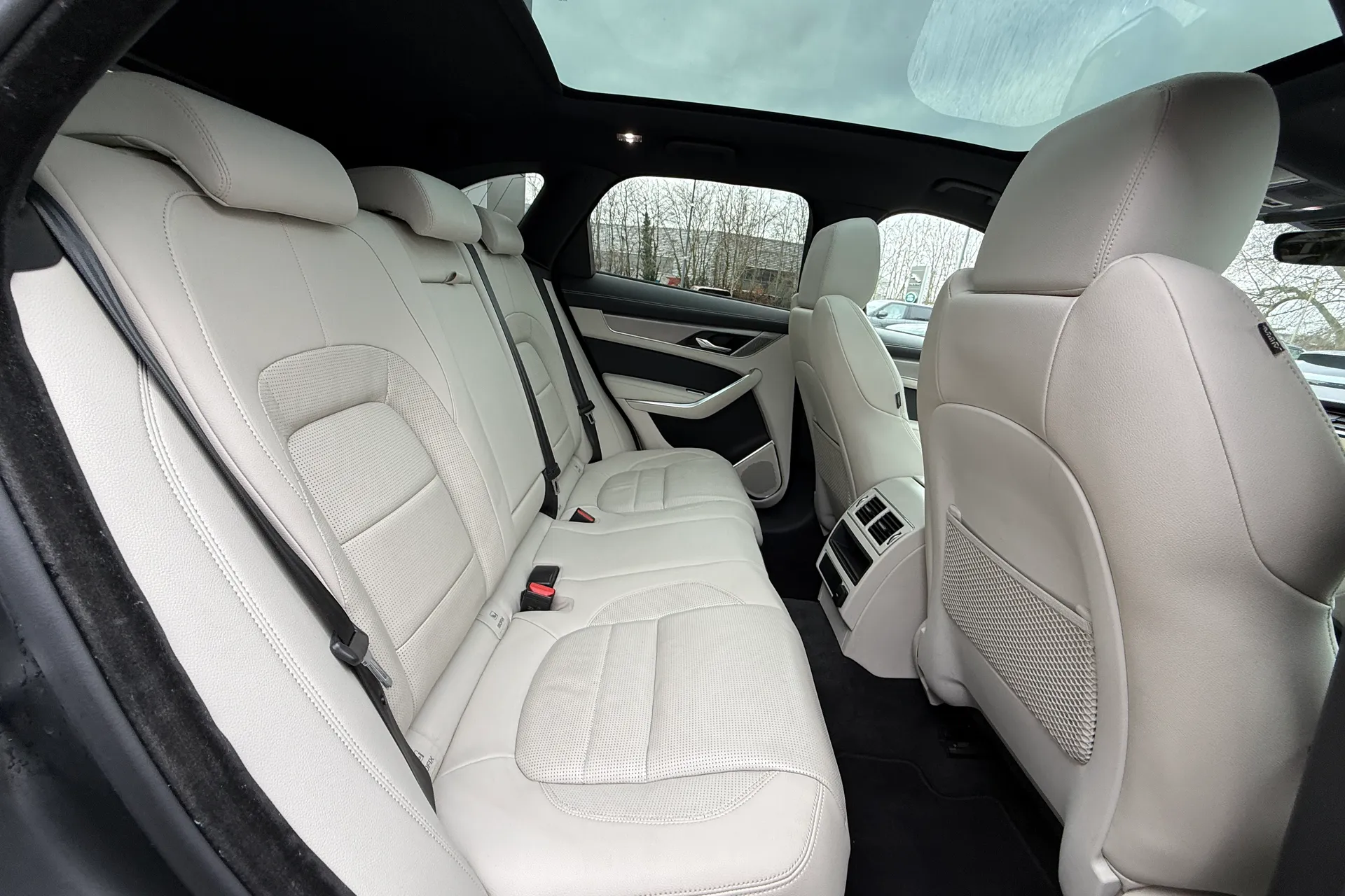 Jaguar F-PACE thumbnail image number 39