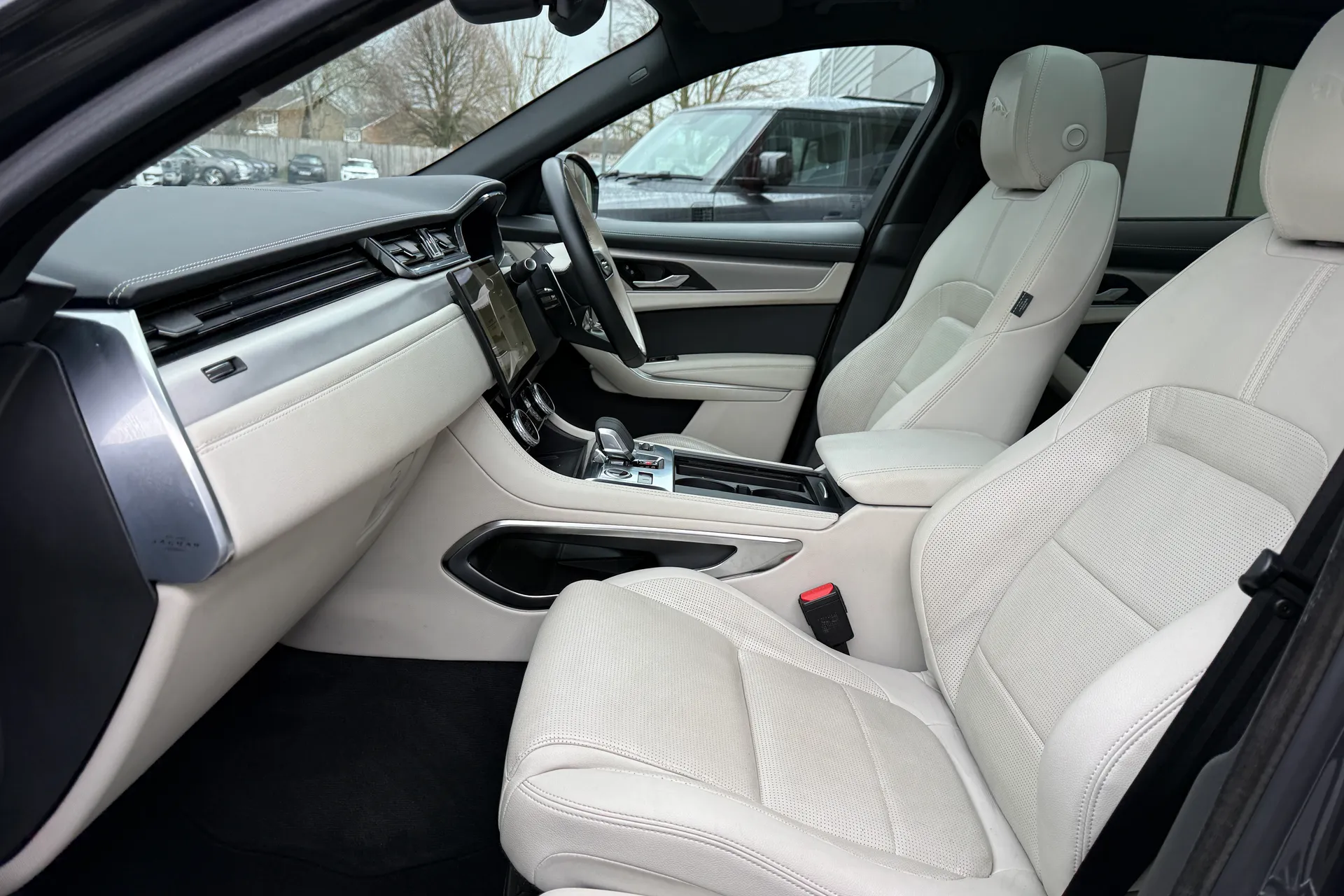 Jaguar F-PACE thumbnail image number 10