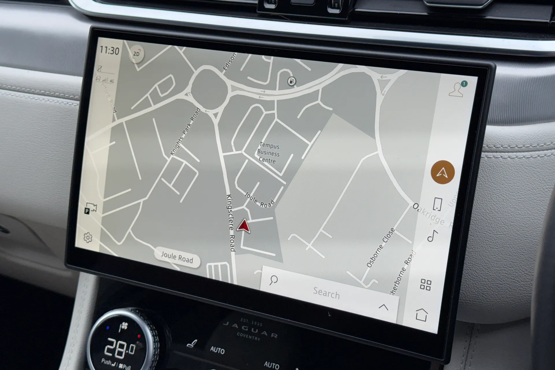 Jaguar F-PACE thumbnail image number 28