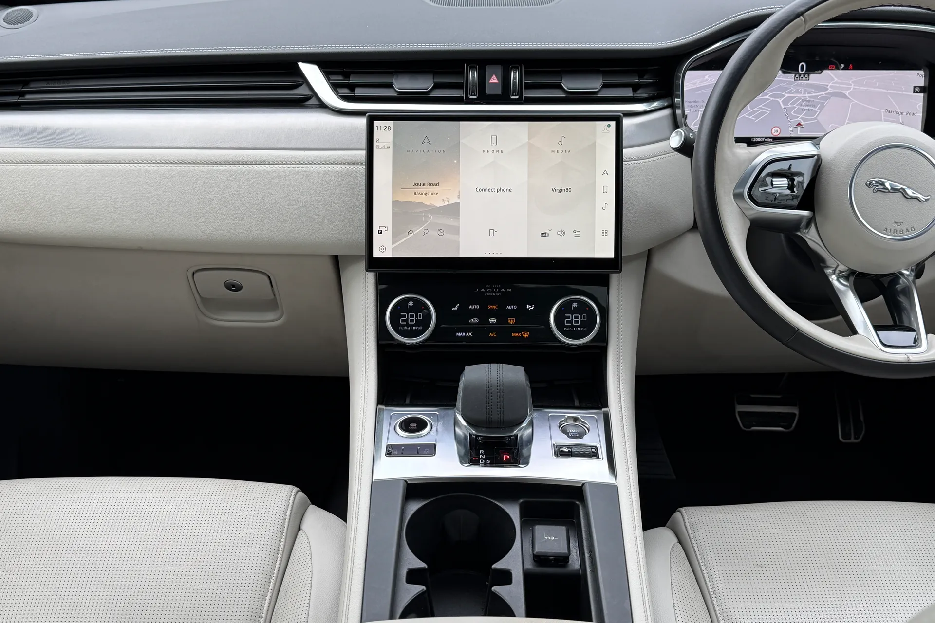 Jaguar F-PACE thumbnail image number 15