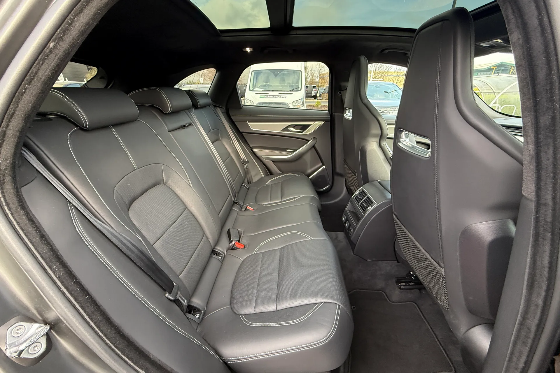 Jaguar F-PACE thumbnail image number 23