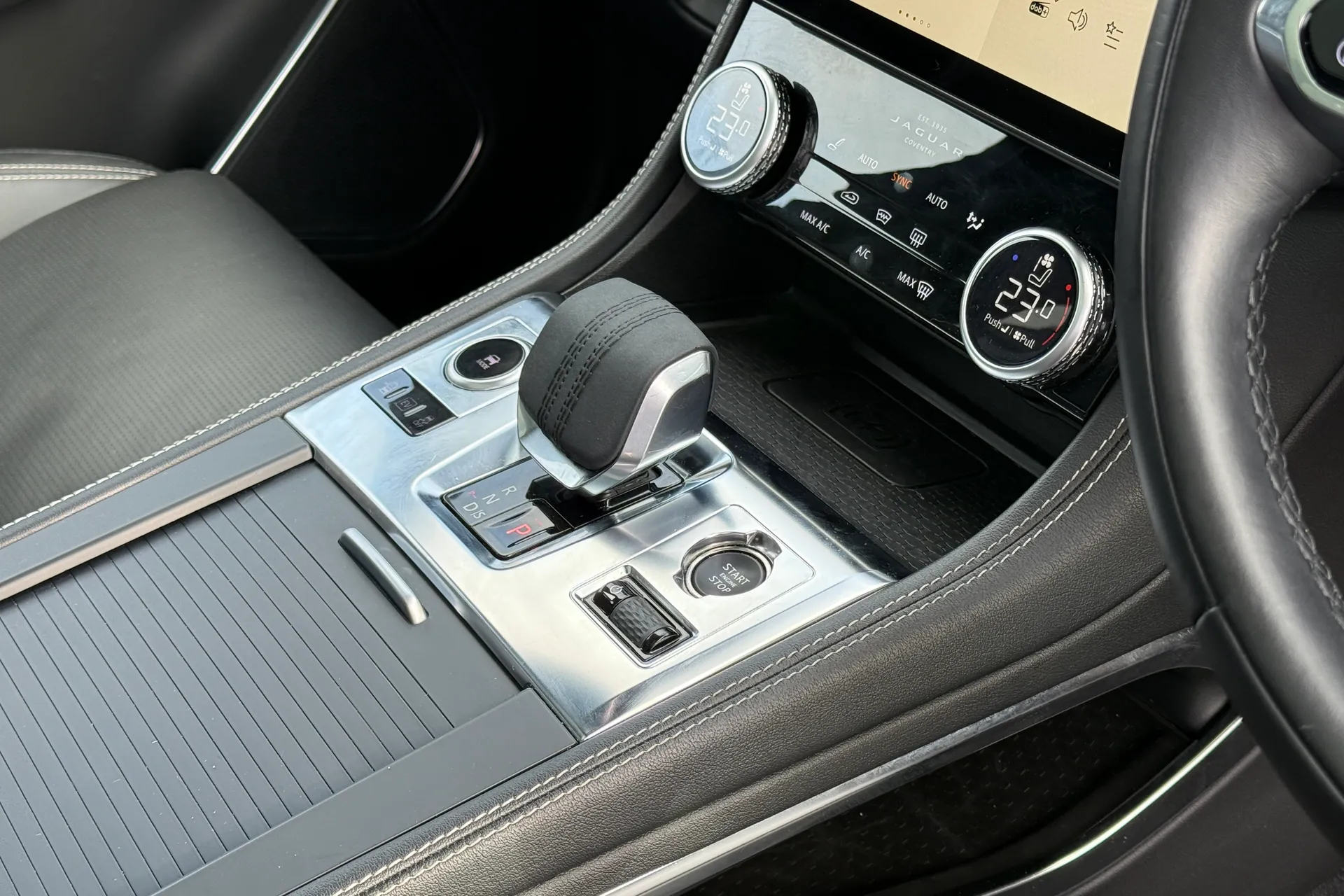 Jaguar F-PACE thumbnail image number 18