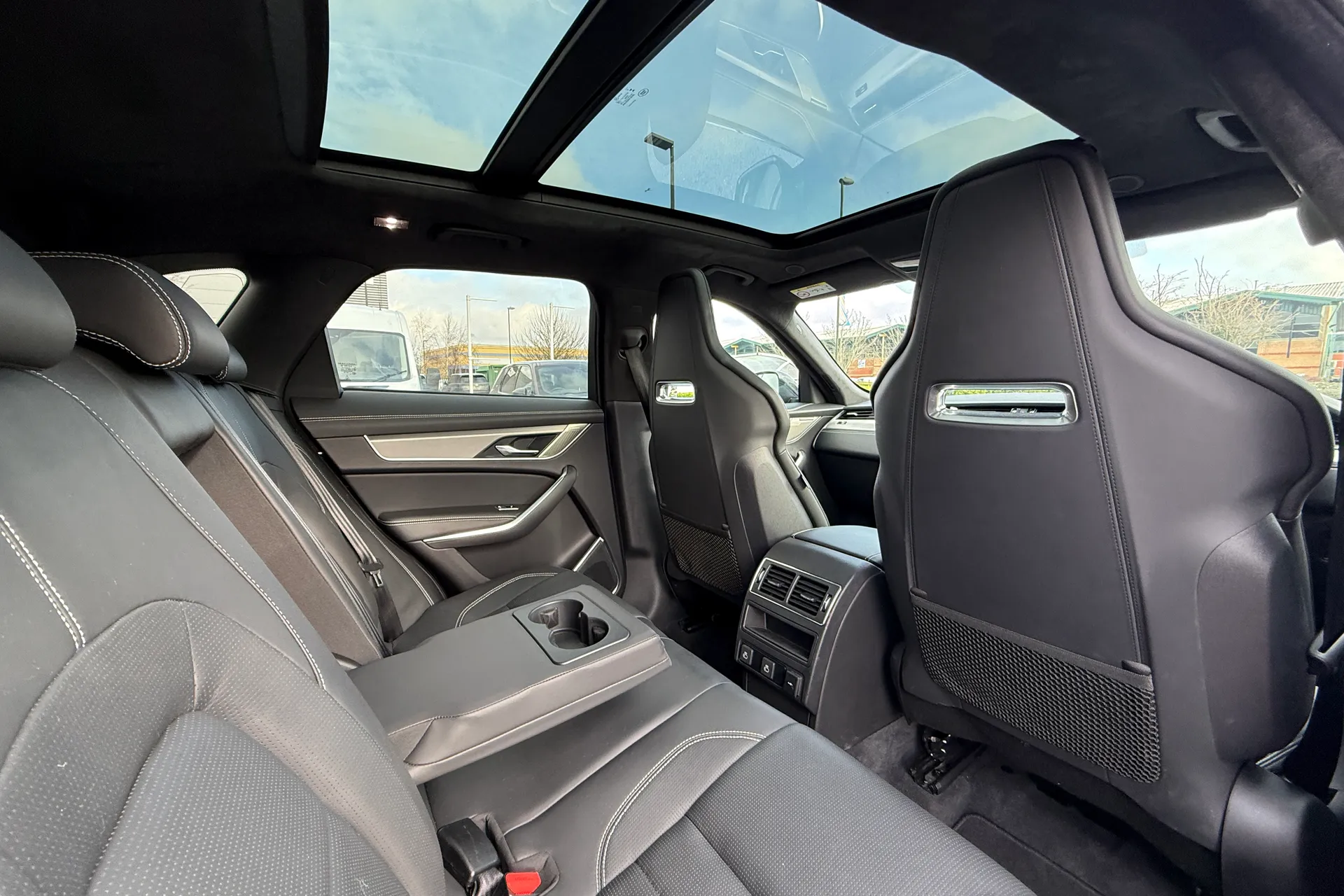 Jaguar F-PACE thumbnail image number 24