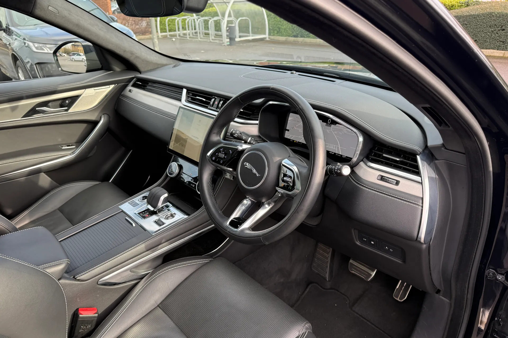 Jaguar F-PACE thumbnail image number 28