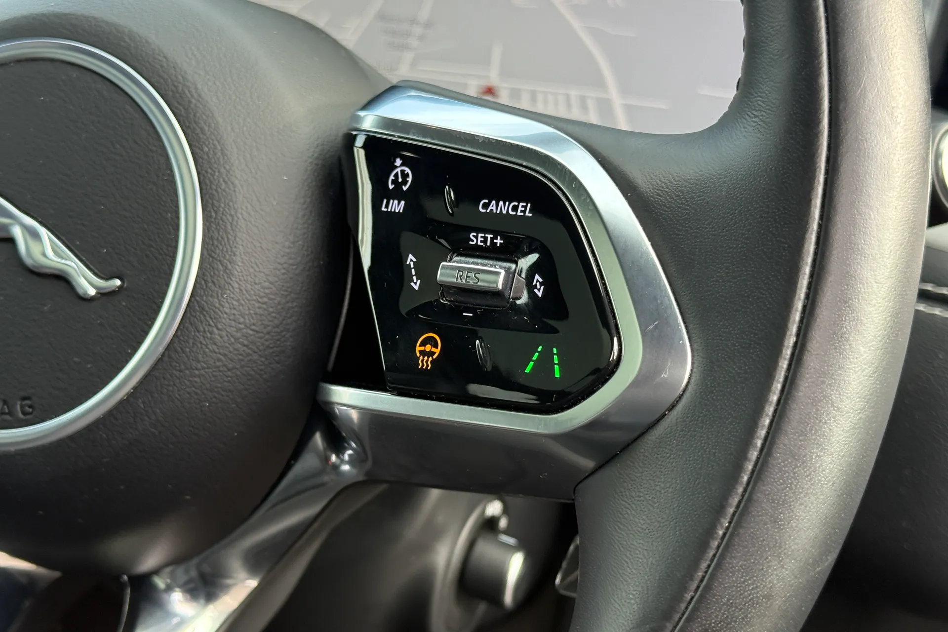 Jaguar F-PACE thumbnail image number 33