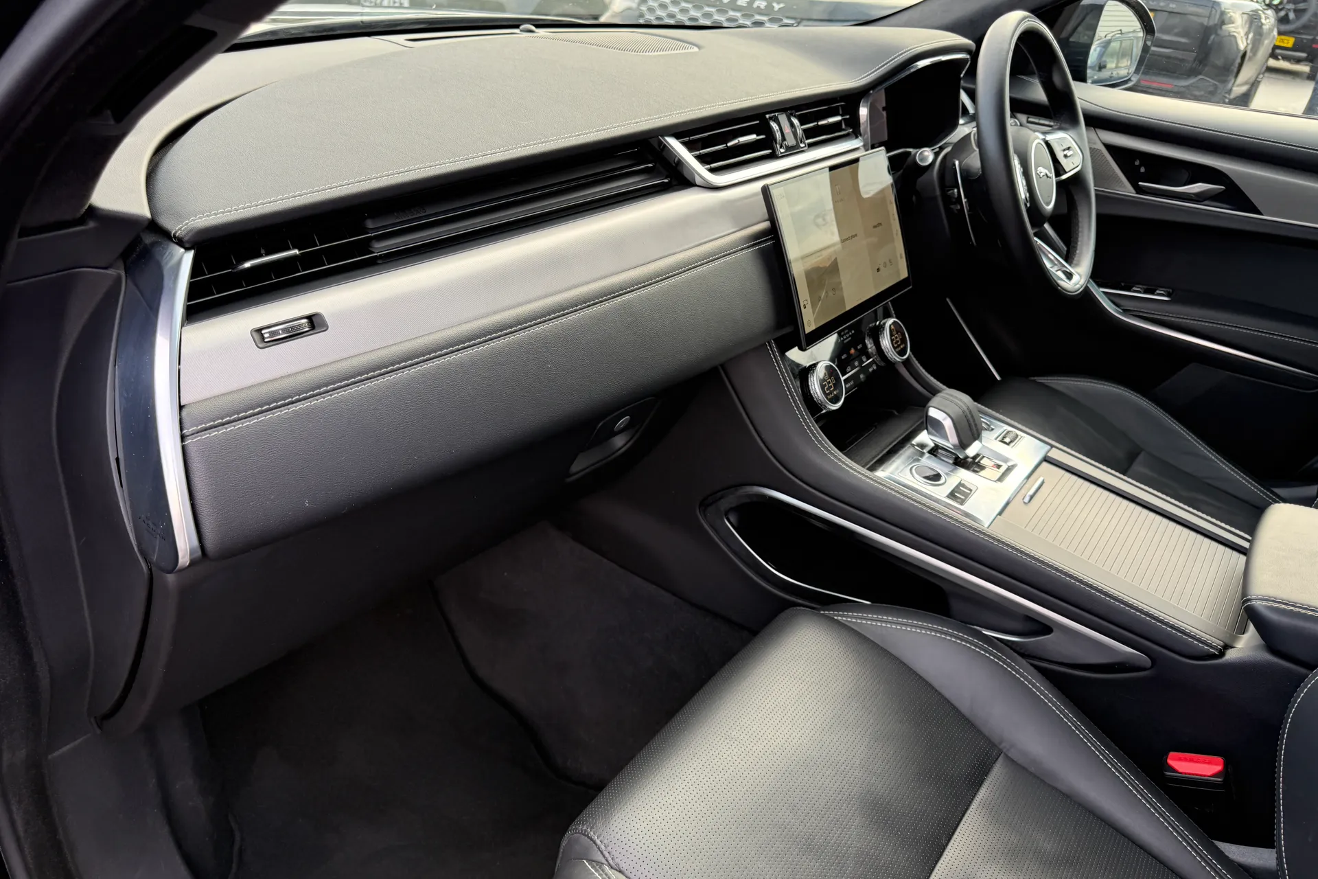 Jaguar F-PACE thumbnail image number 29