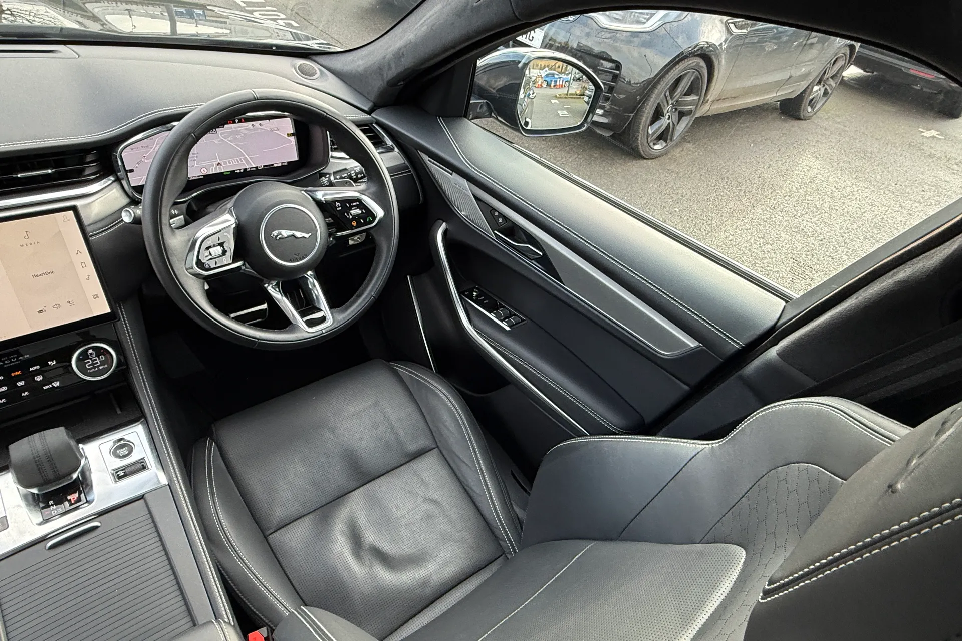 Jaguar F-PACE thumbnail image number 21