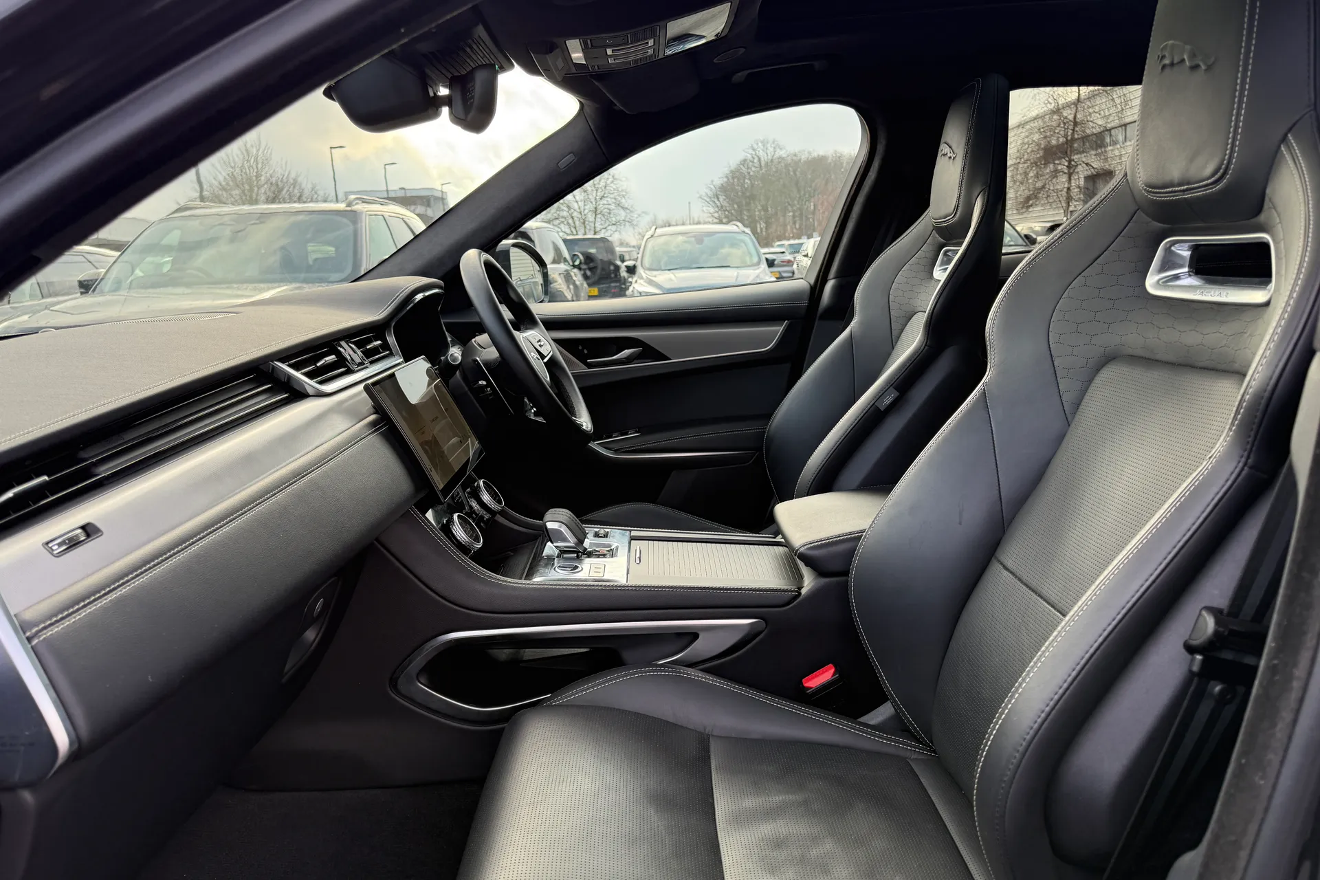 Jaguar F-PACE thumbnail image number 30