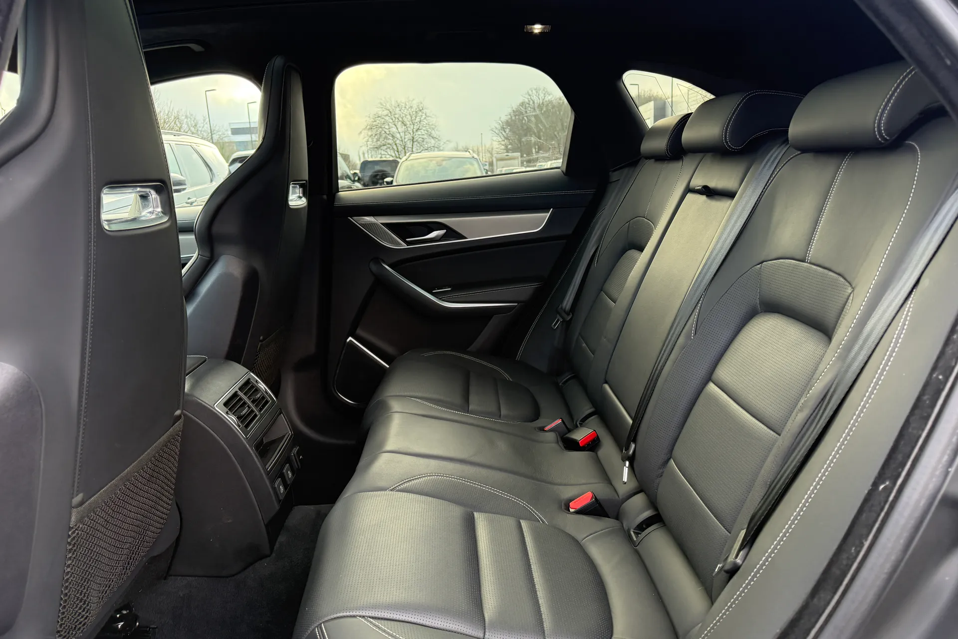 Jaguar F-PACE thumbnail image number 31