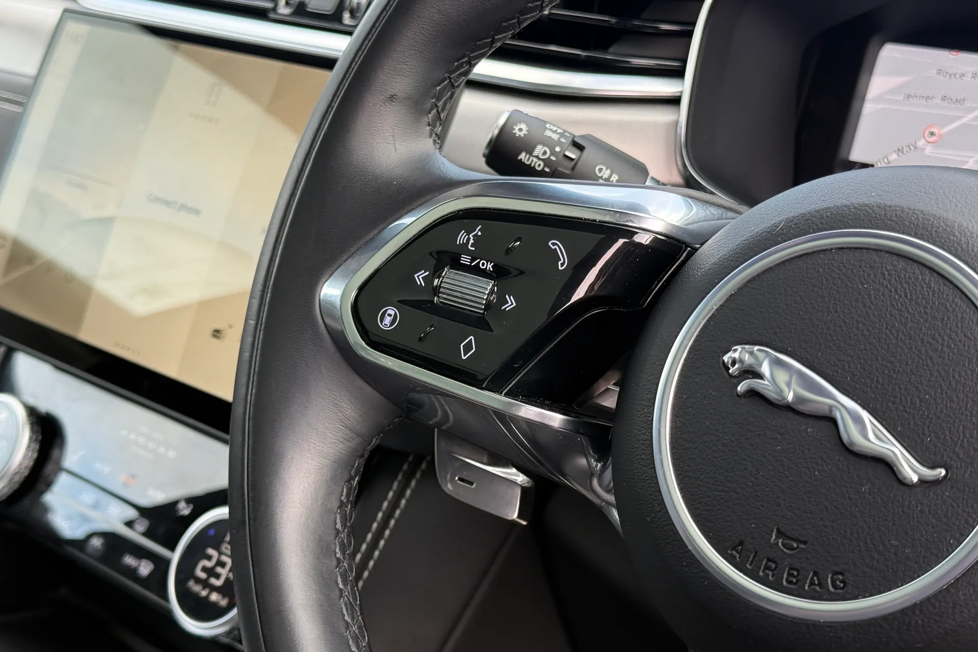 Jaguar F-PACE thumbnail image number 32