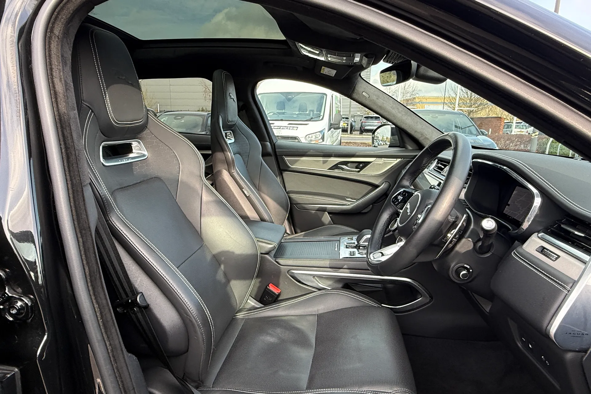 Jaguar F-PACE thumbnail image number 27