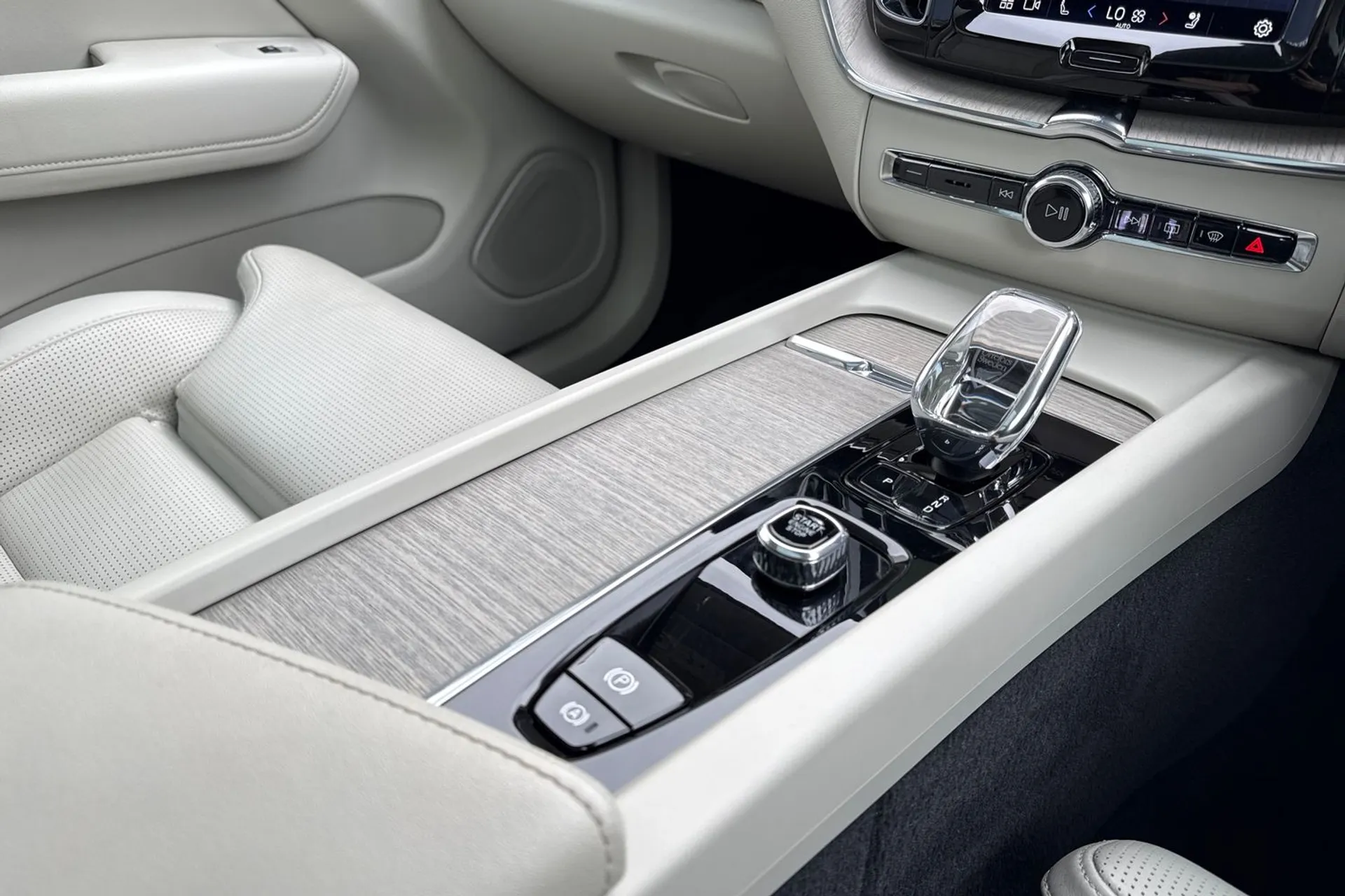 Volvo XC60 thumbnail image number 43