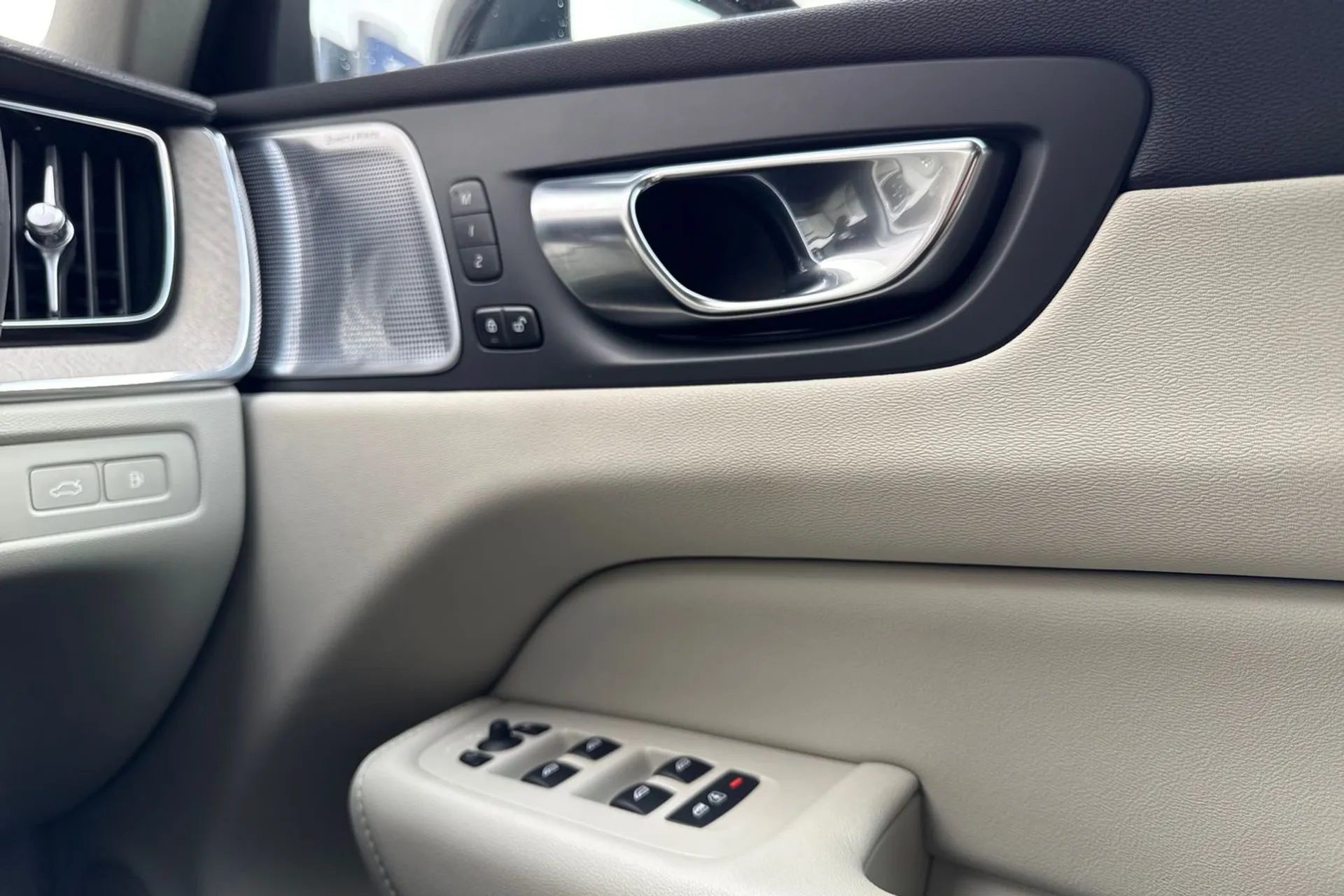 Volvo XC60 thumbnail image number 42