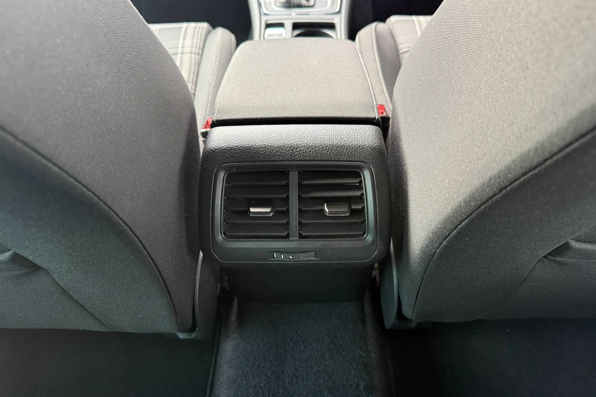 VOLKSWAGEN GOLF thumbnail image number 38