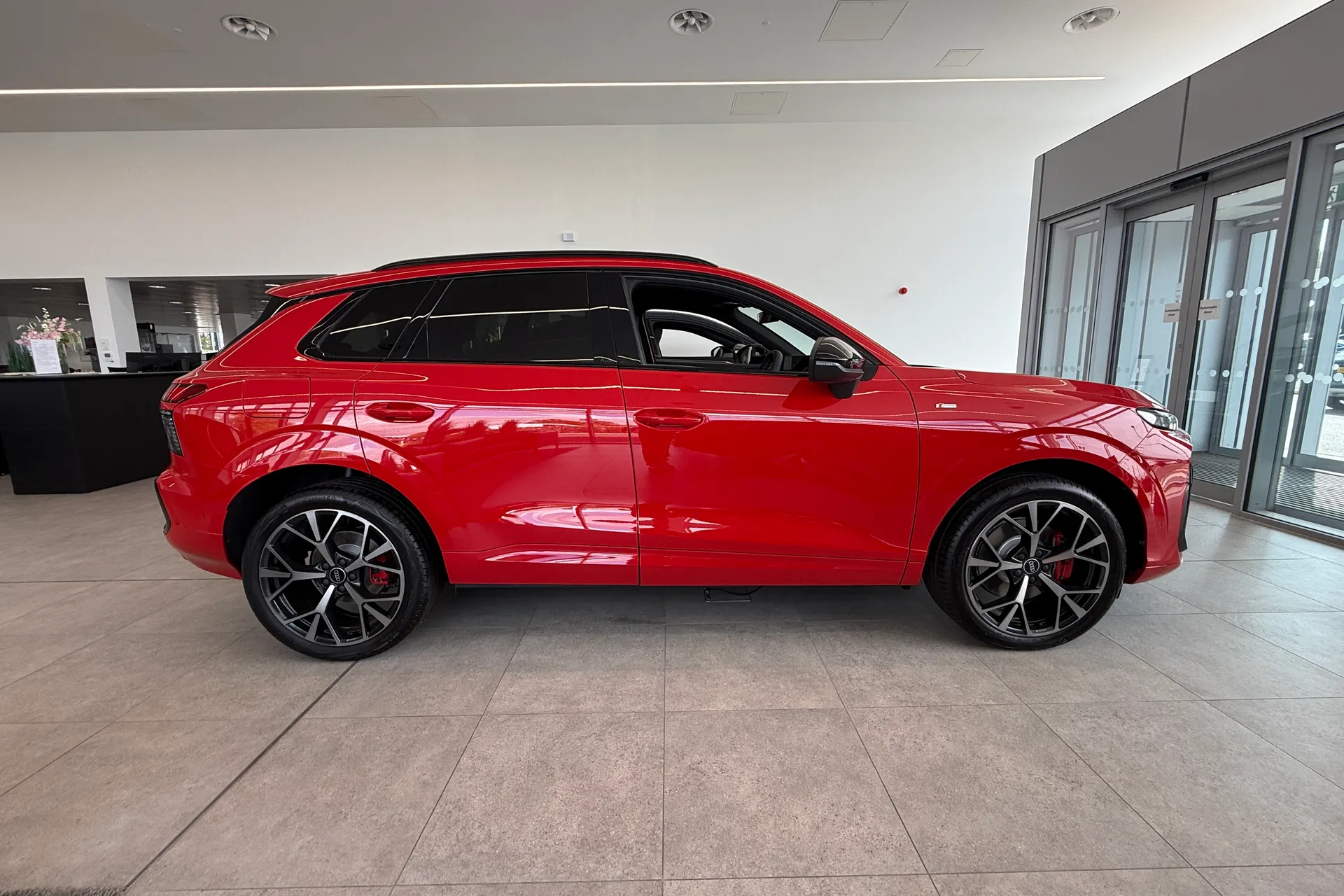 Audi Q3 thumbnail image number 2