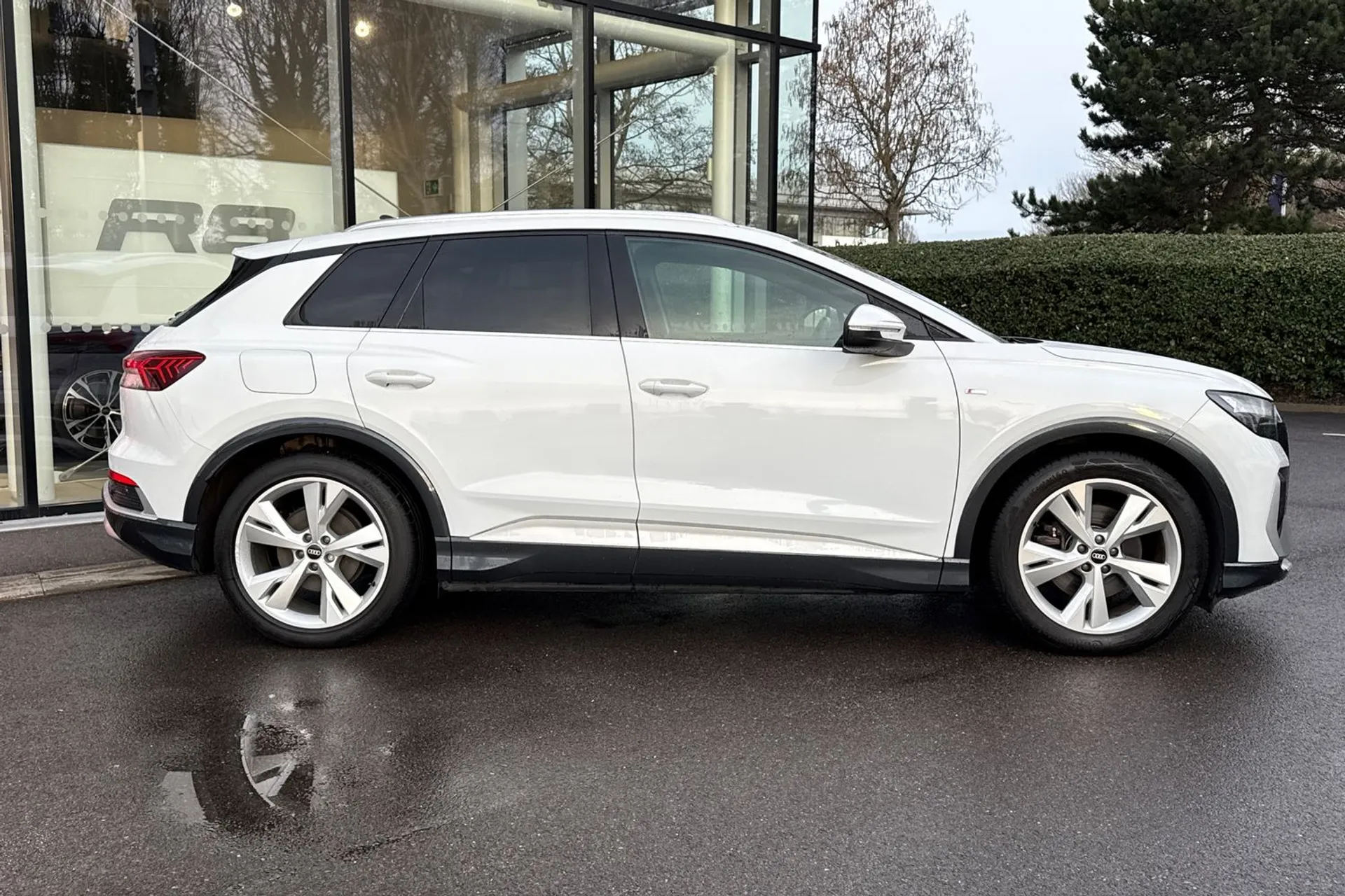 Audi Q4 thumbnail image number 2